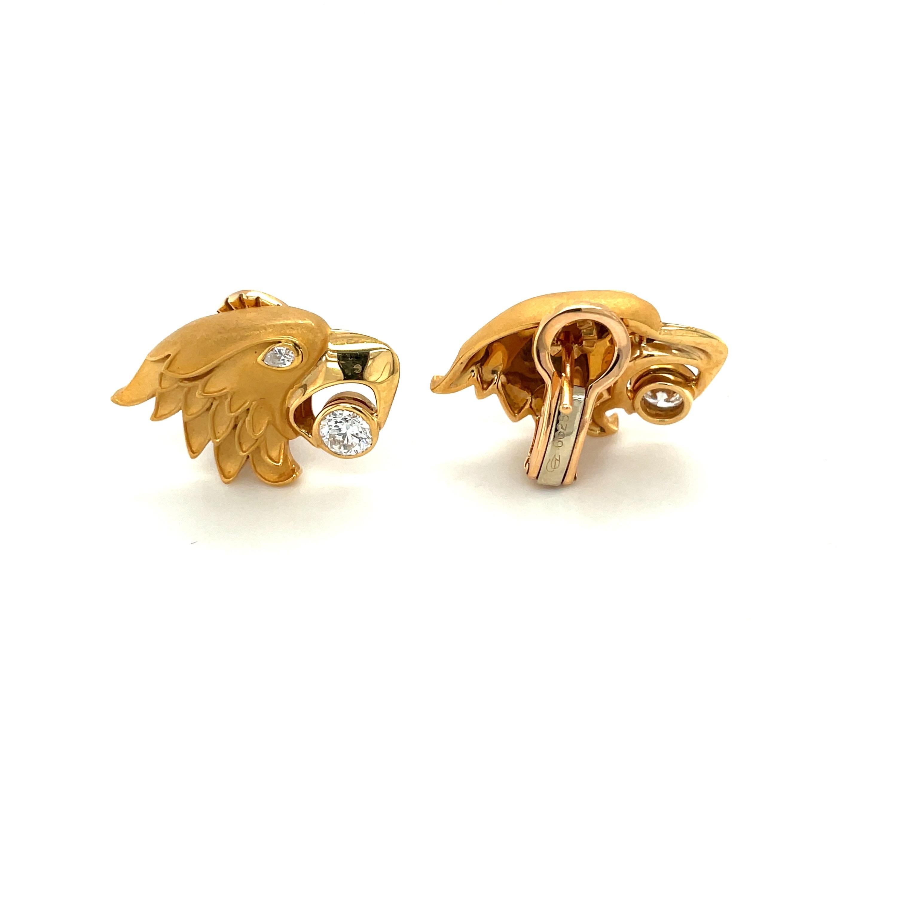 Contemporain Carrera Y Carrera Boucles d'oreilles tête d'aigle en or jaune 18 carats avec diamants 0,65 carat en vente