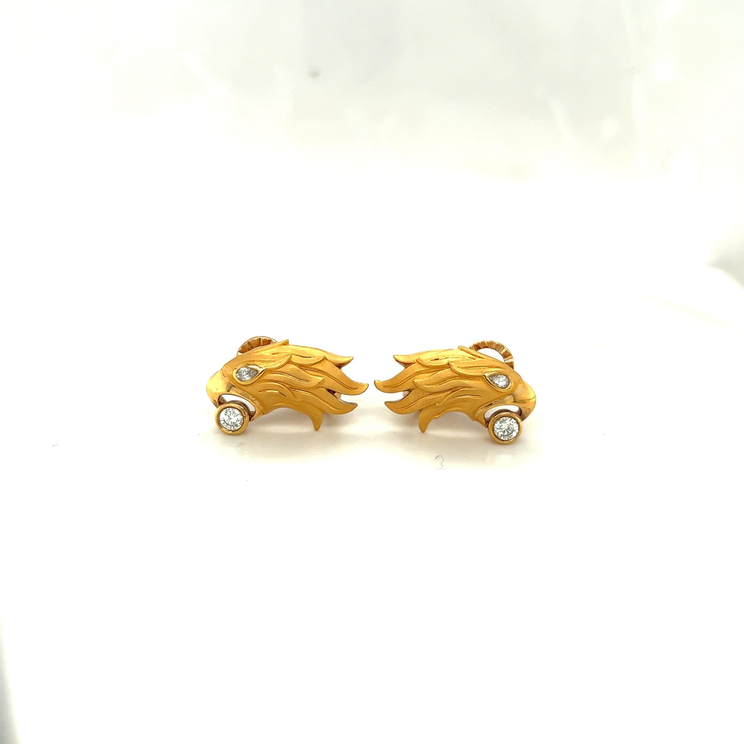 Taille ronde Carrera Y Carrera Boucles d'oreilles tête d'aigle en or jaune 18 carats avec diamants de 0,37 carat en vente
