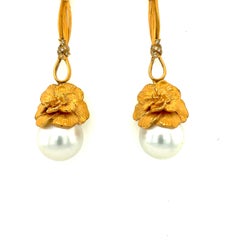 Carrera y Carrera Pendientes Gardenia de Oro Amarillo de 18kt con Perlas del Mar del Sur