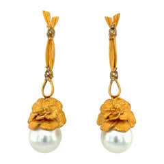 Carrera y Carrera Gardenia-Ohrringe aus 18 Karat Gelbgold mit Südseeperlen