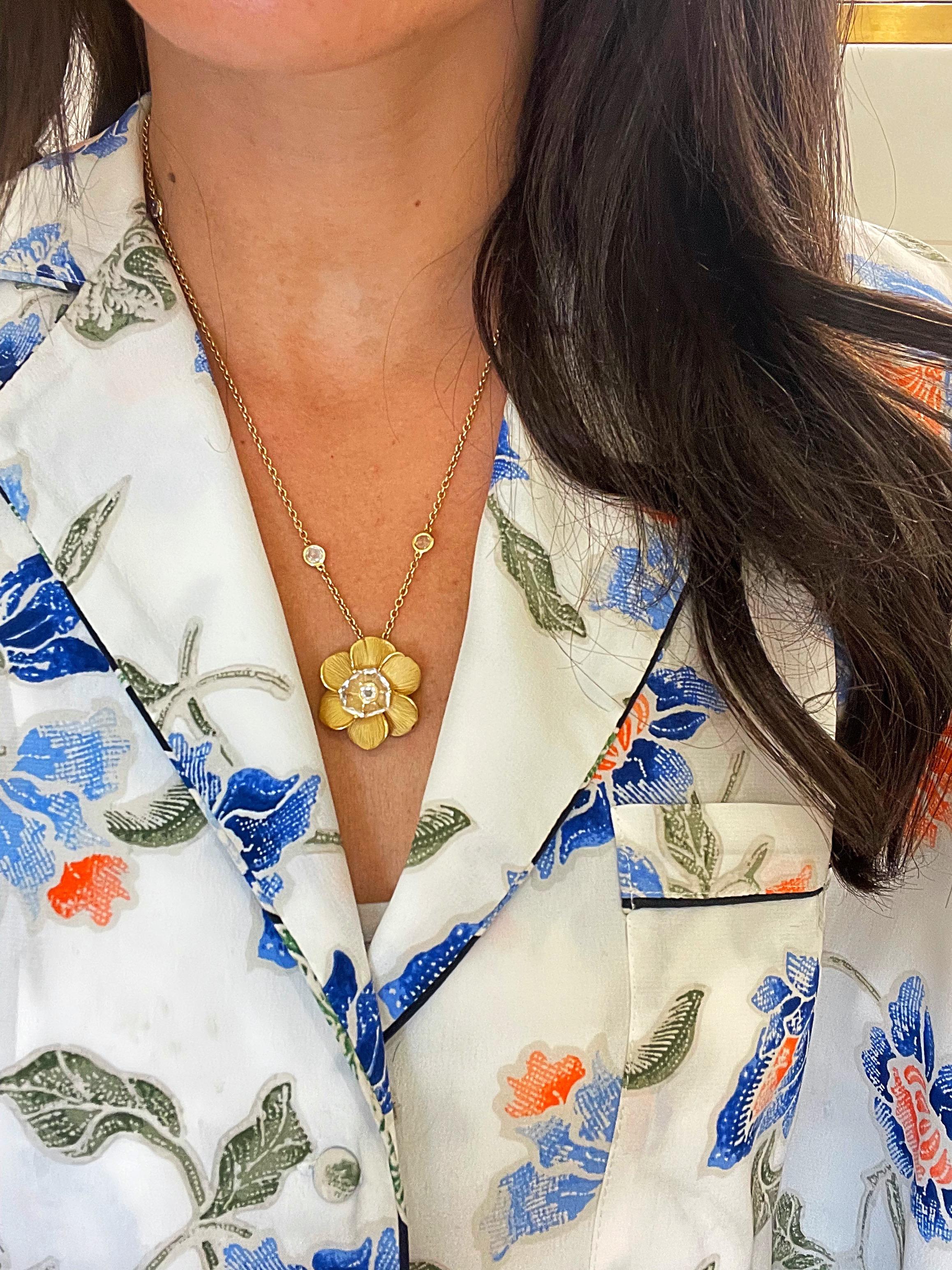 Taglio a rosa Carrera y Carrera Ciondolo Gardenia in oro giallo 18 carati con diamante e cristallo da 0,82 carati in vendita