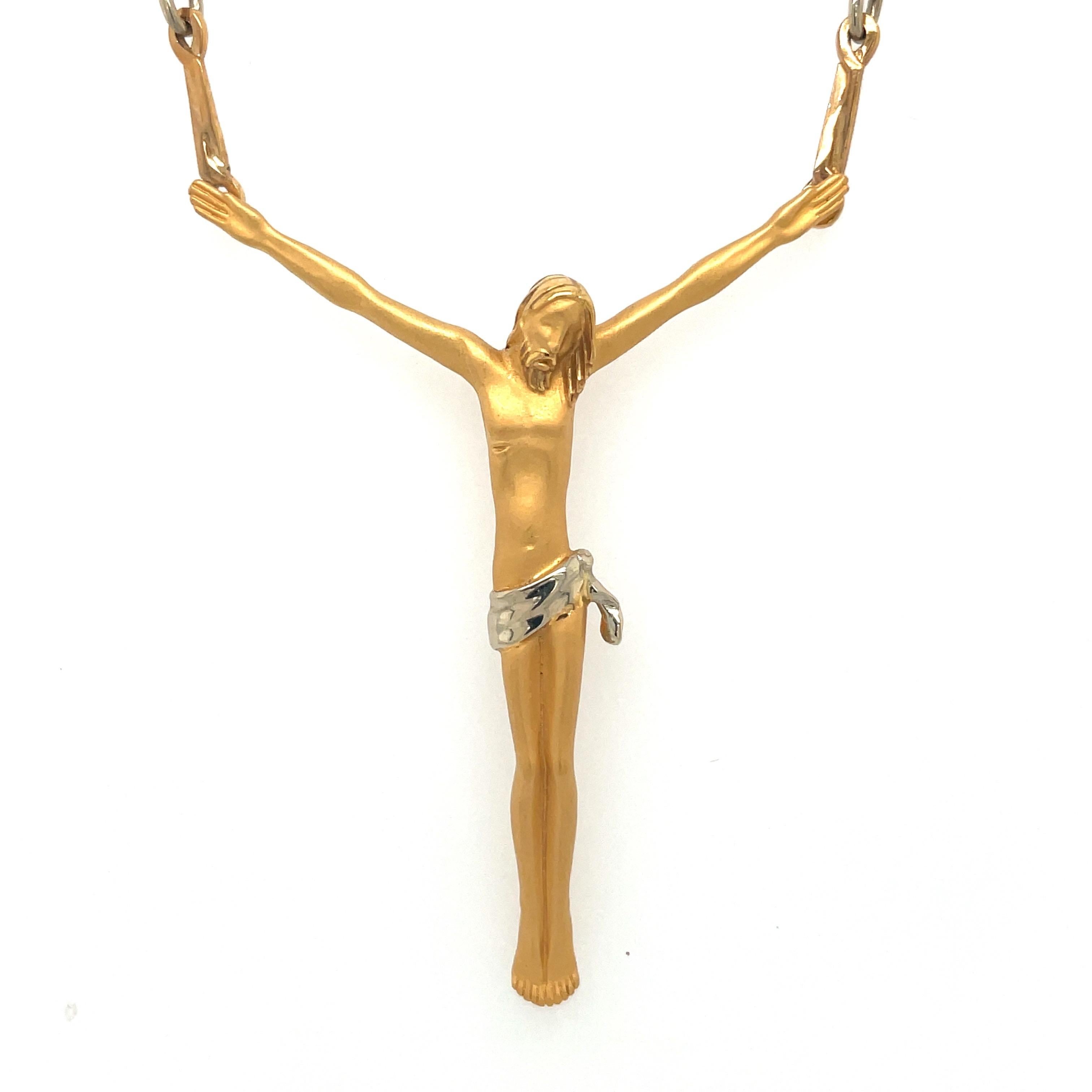 Carrera Y Carrera has built its its famous name on figurative designs, an obsession with surface finishes, and a compelling way of seeing beauty in art and nature.
This 18 karat yellow gold pendant is the perfect example of Carrera's iconic work. A