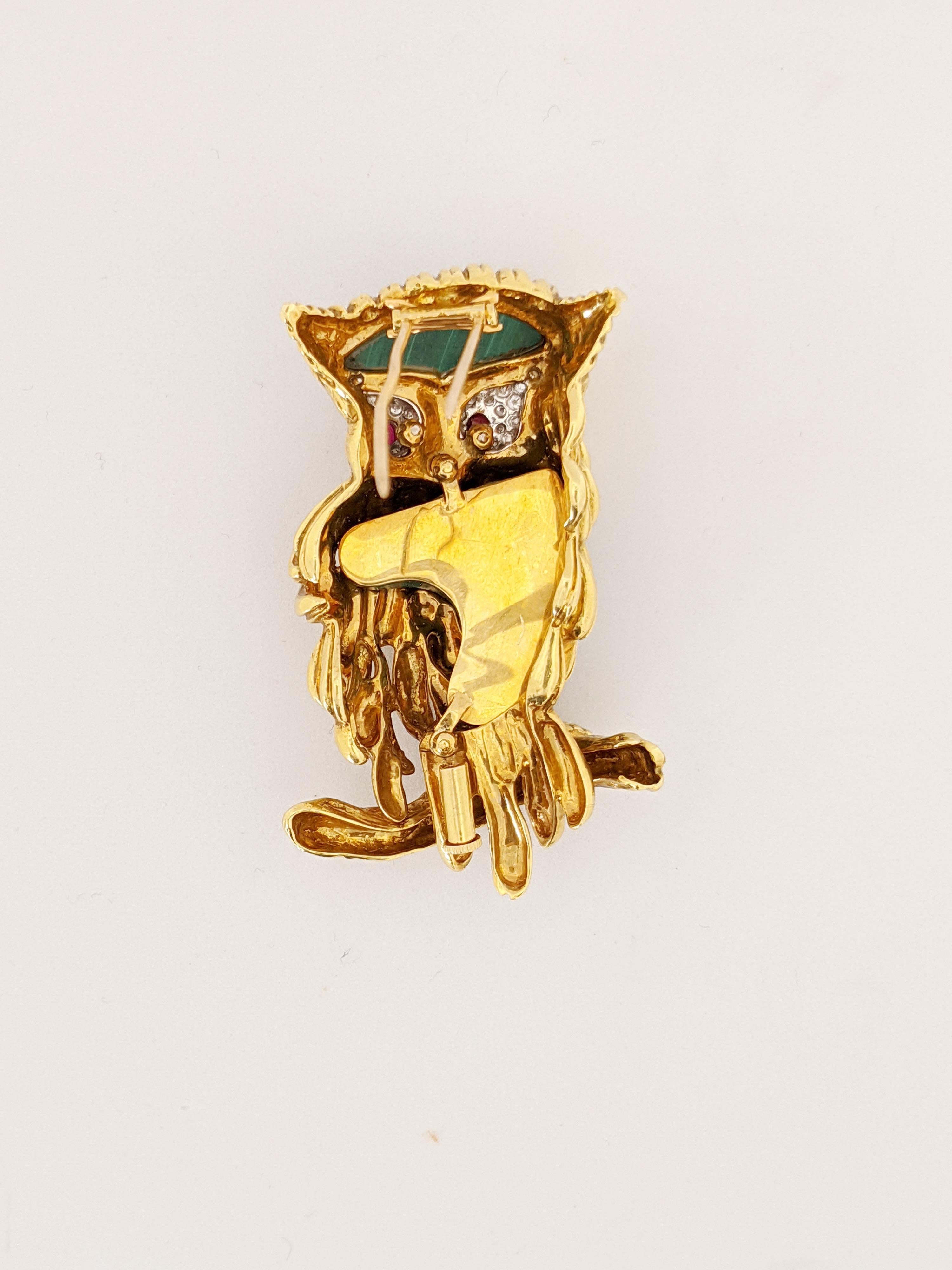 Broche hibou Carrera y Carrera 18 carats YG avec 0,42 diamant, malachite et 0,32 rubis Neuf - En vente à New York, NY