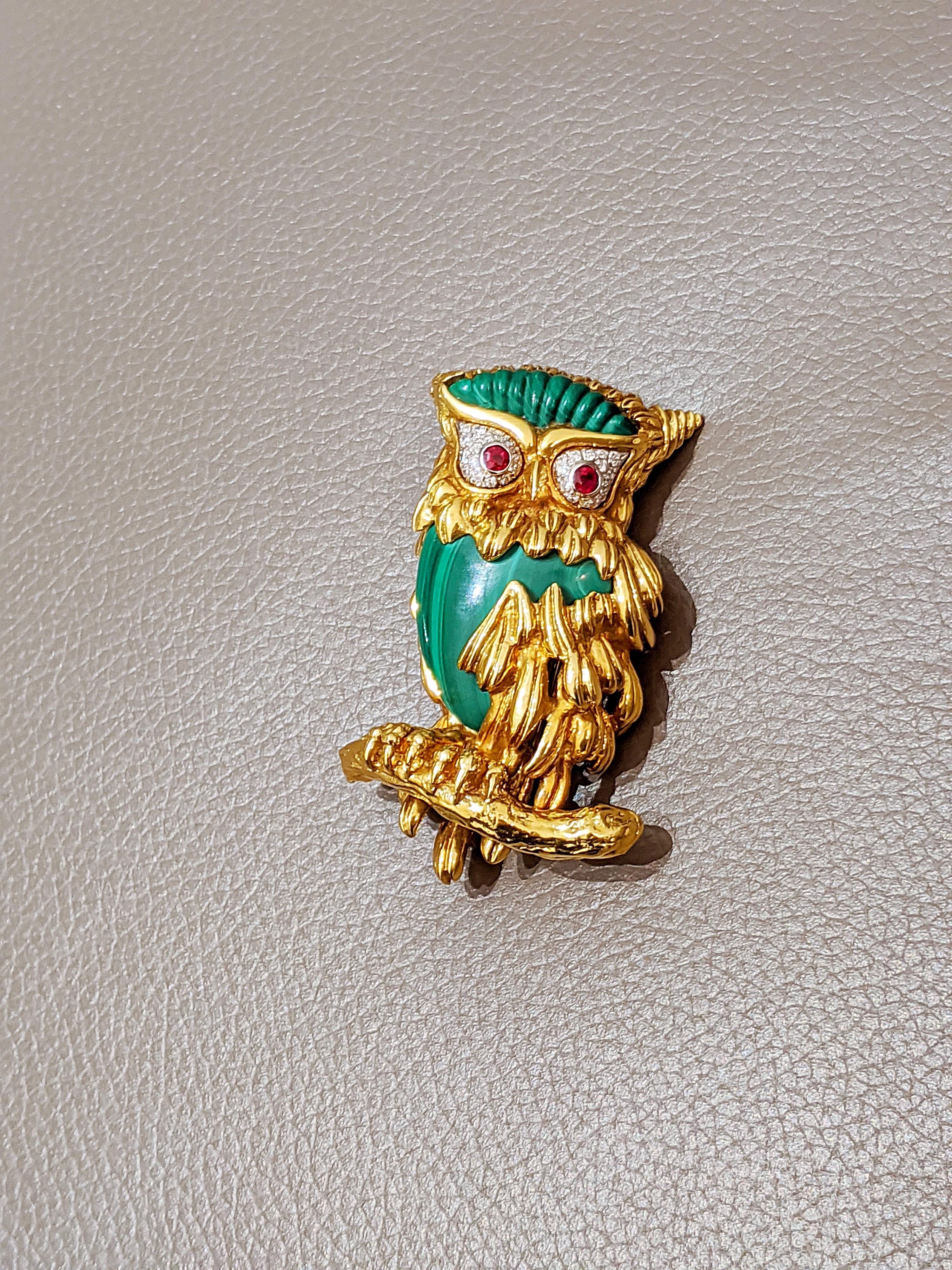 Carrera Y Carrera 18 Karat Gold Owl Brooch with Diamond, Malachite and Ruby In New Condition For Sale In New York, NY