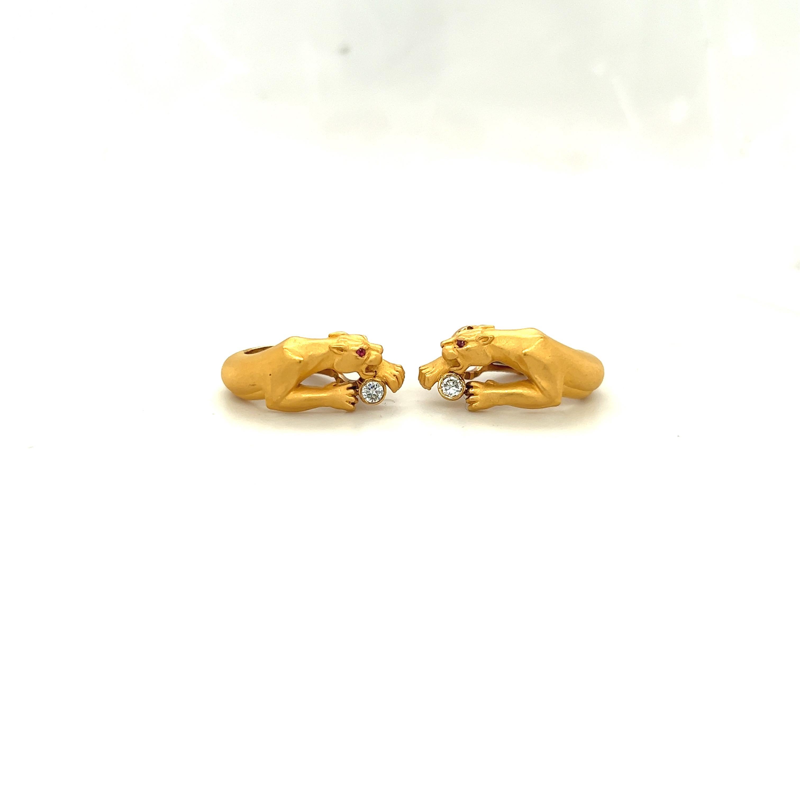 Carrera Y Carrera has built its its famous name on figurative designs, an obsession with surface finishes, and a compelling way of seeing beauty in art and nature.
These 18 karat yellow gold earrings are the perfect example of Carrera's iconic