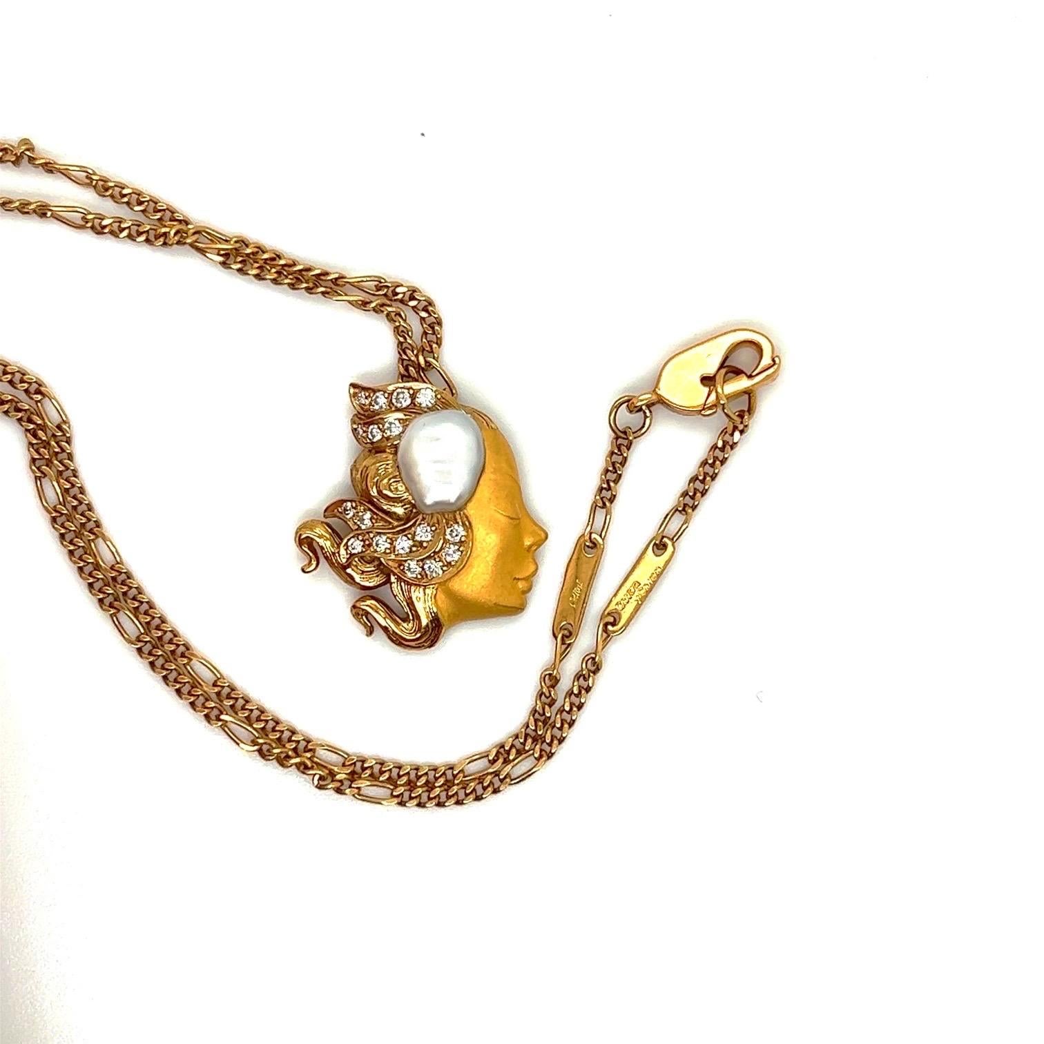 Carrera Y Carrera has built its its famous name on figurative designs, an obsession with surface finishes, and a compelling way of seeing beauty in art and nature.
This 18 karat yellow gold pendant is the perfect example of Carrera's iconic work. An
