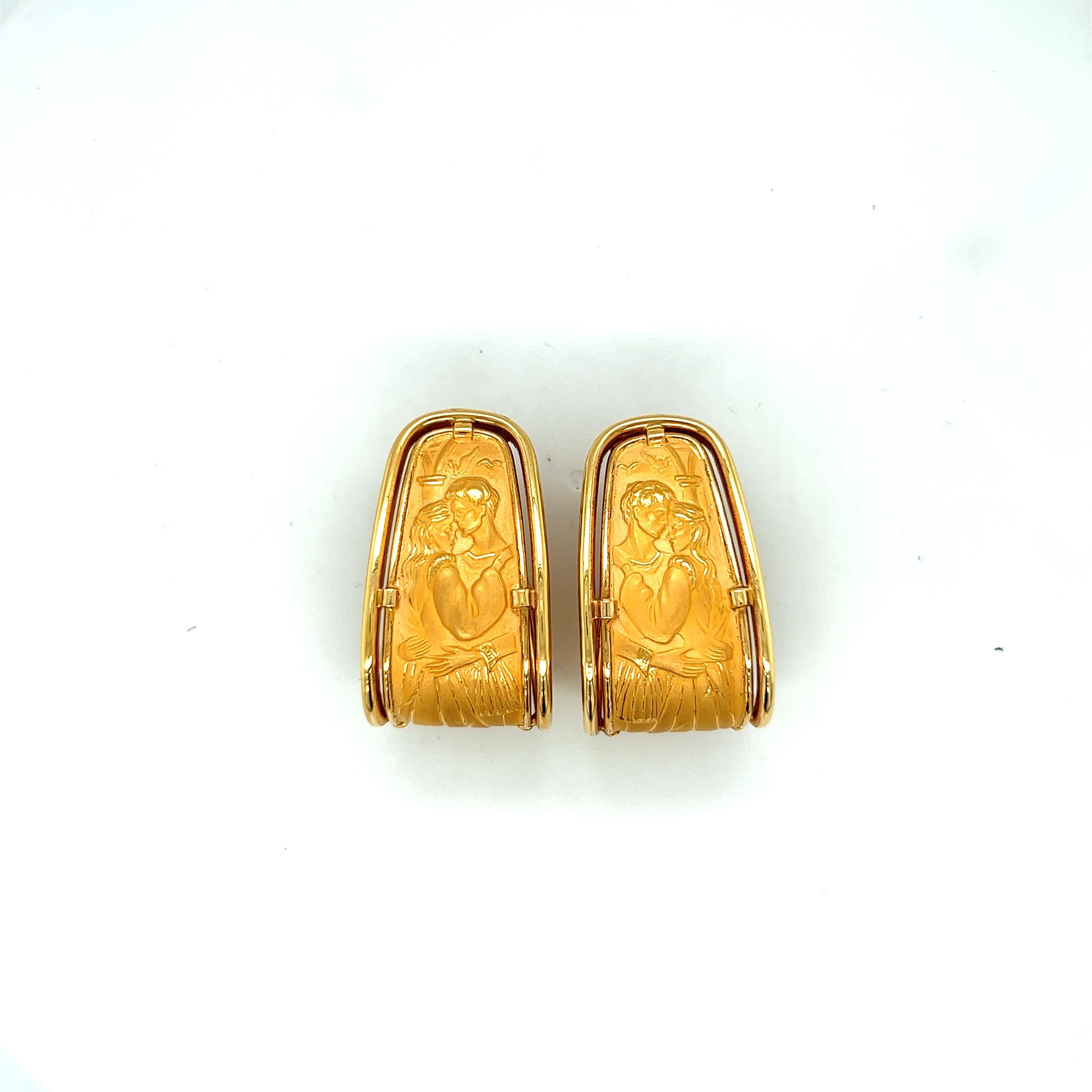 Carrera Y Carrera has built its its famous name on figurative designs, an obsession with surface finishes, and a compelling way of seeing beauty in art and nature.
These 18 karat yellow gold earrings the perfect example of Carrera's iconic