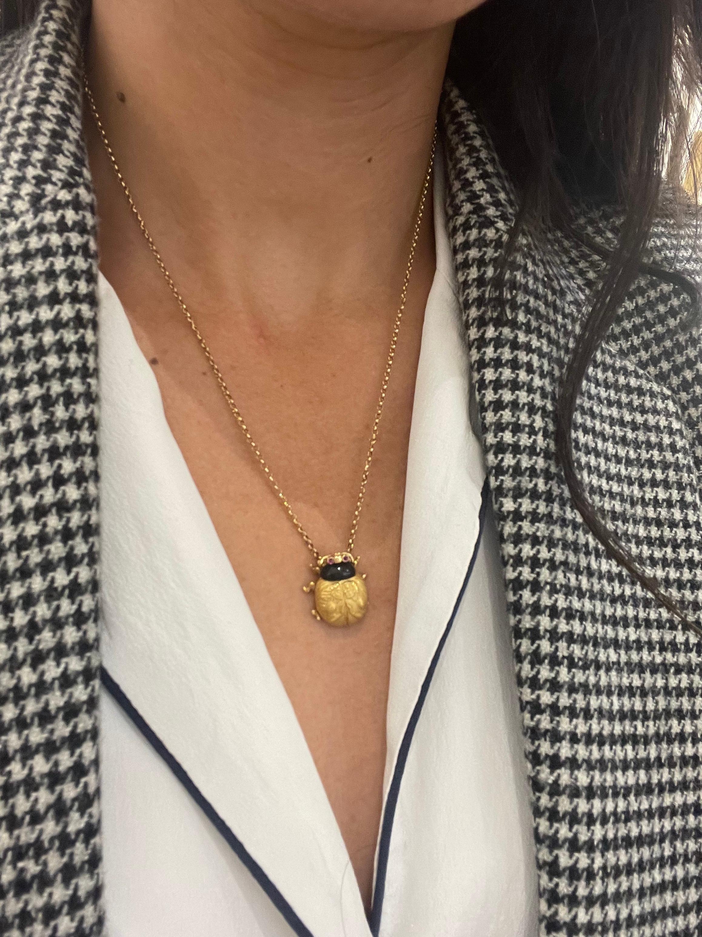 Carrera Y Carrera 18KT Gelbgold Skarabäus-Anhänger mit Onyx und Rubinen (Art nouveau)