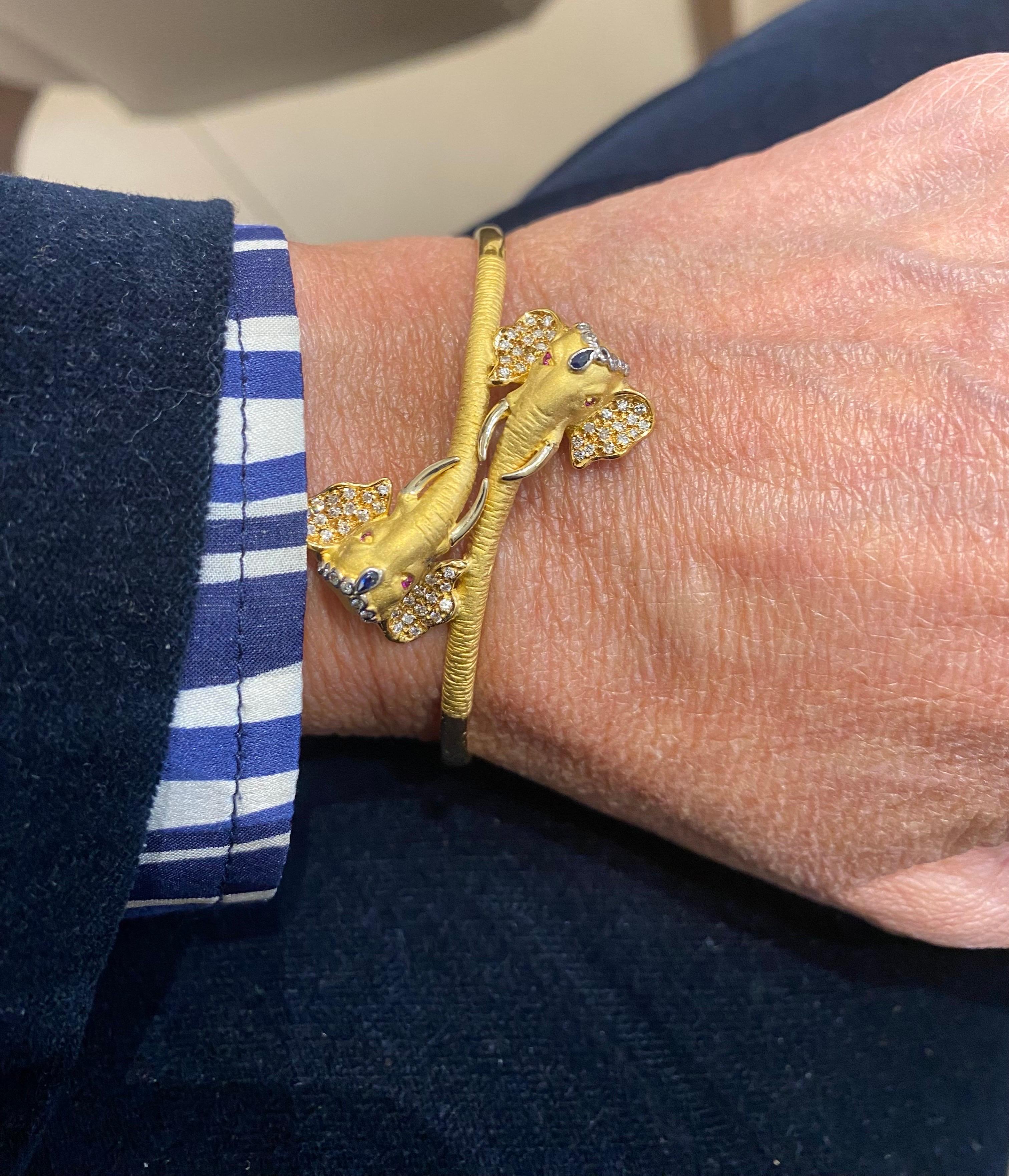 Carrera Y Carrera has built its its famous name on figurative designs, an obsession with surface finishes, and a compelling way of seeing beauty in art and nature.
This 18 karat yellow gold bracelet is a perfect example of Carrera's iconic designs.