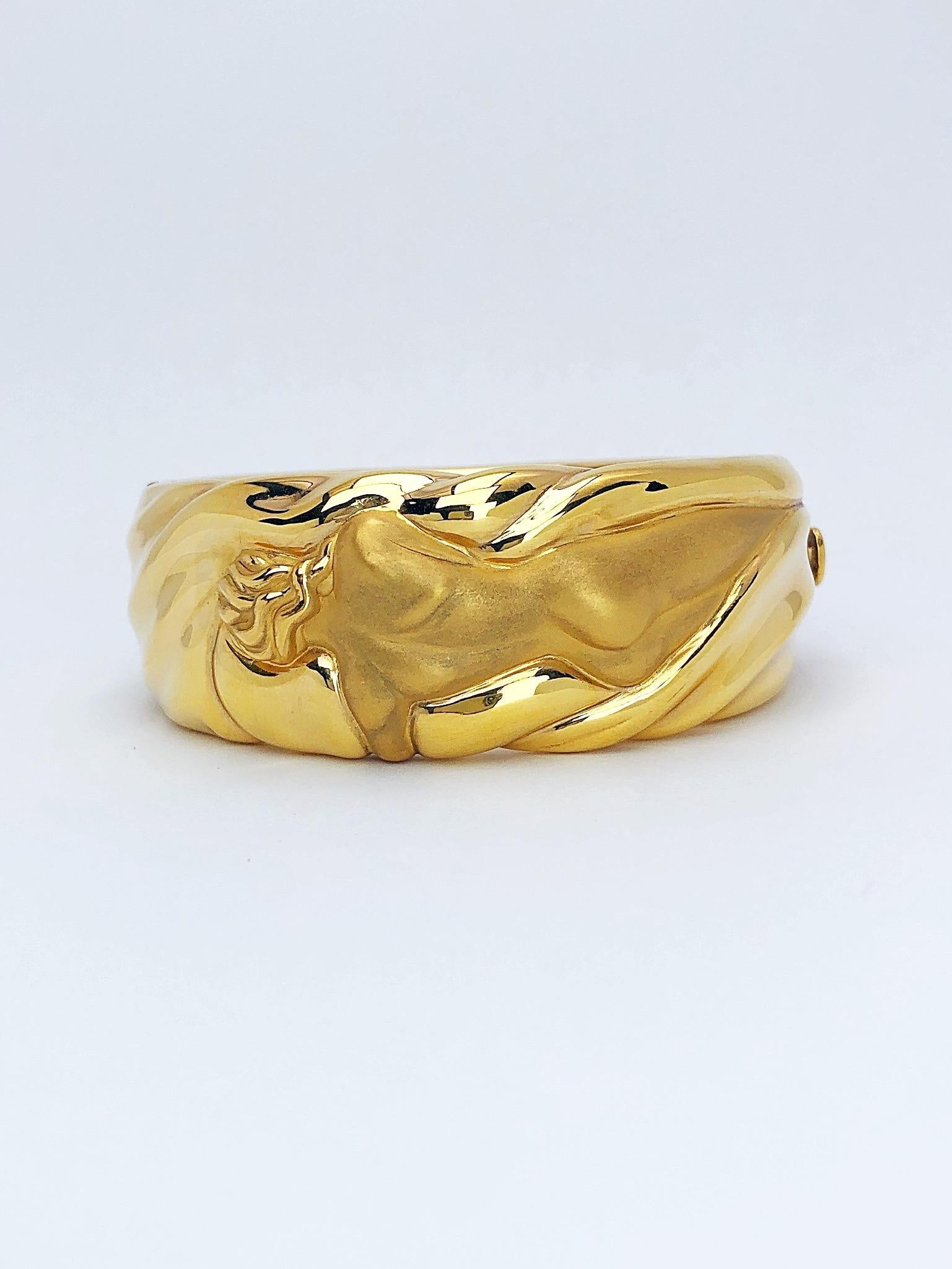 Carrera Y Carrera has built its famous name on figurative designs, an obsession with surface finishes, and a compelling way of seeing beauty in art and nature. This 18 karat yellow gold cuff bracelet is a perfect example of Carrera's iconic designs.