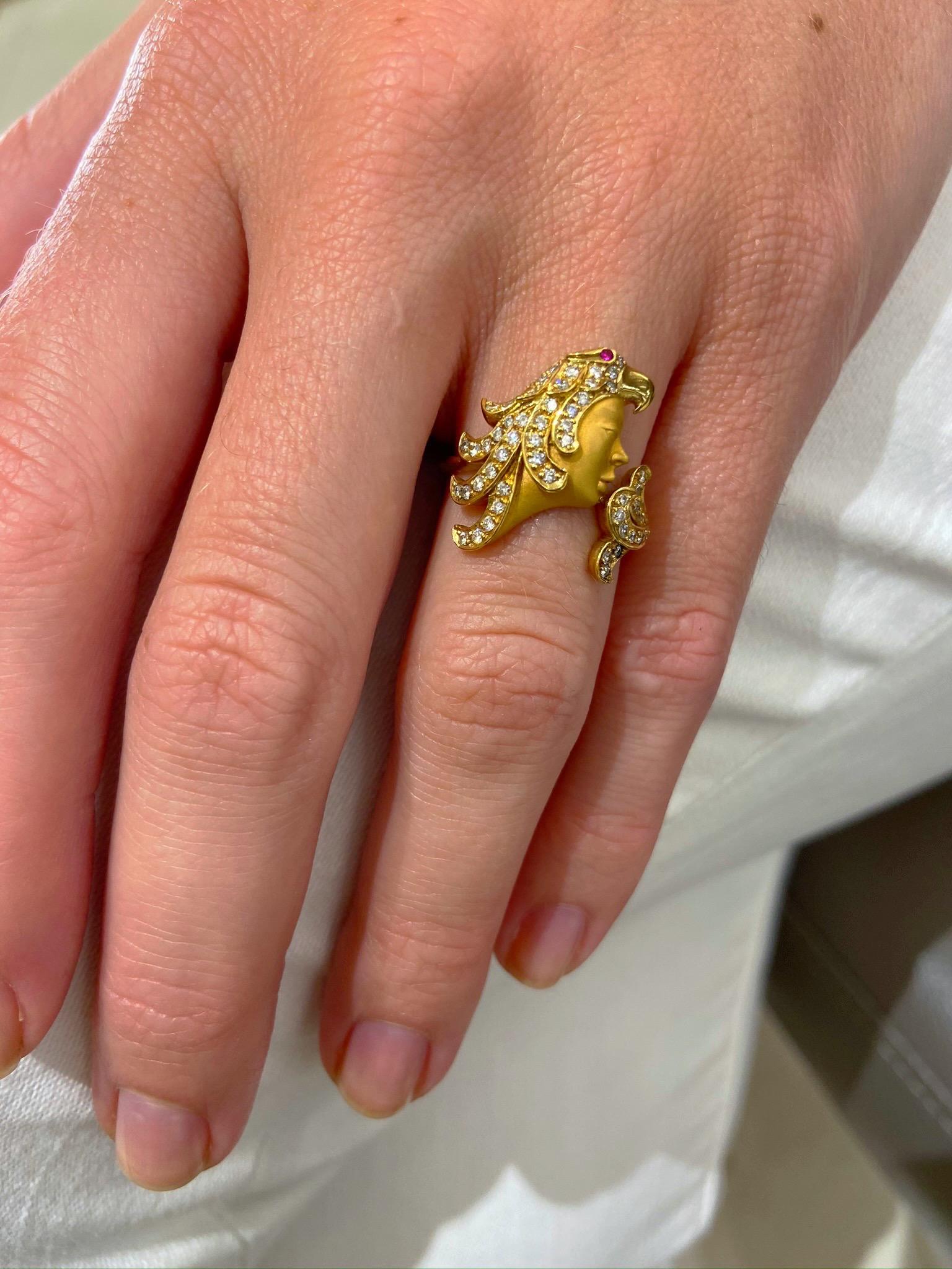 Round Cut Carrera y Carrera 18 Karat Yellow Gold Woman with Diamond Parrot Headress Ring For Sale