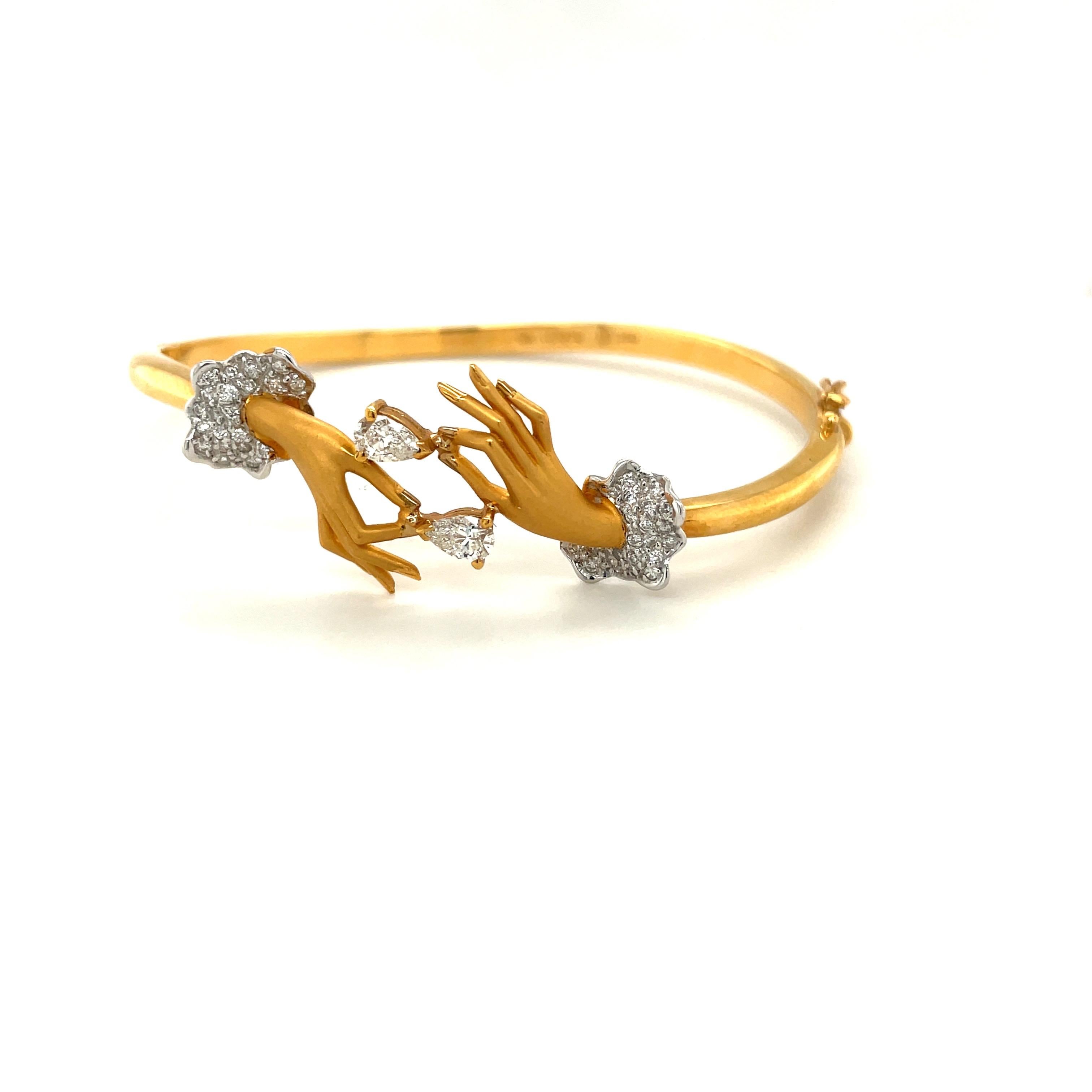 Carrera Y Carrera hat seinen berühmten Namen mit figurativen Designs, einer Besessenheit für Oberflächen und einer überzeugenden Art, die Schönheit in Kunst und Natur zu sehen, begründet.
Dieses Armband aus 18 Karat Gelbgold ist ein perfektes