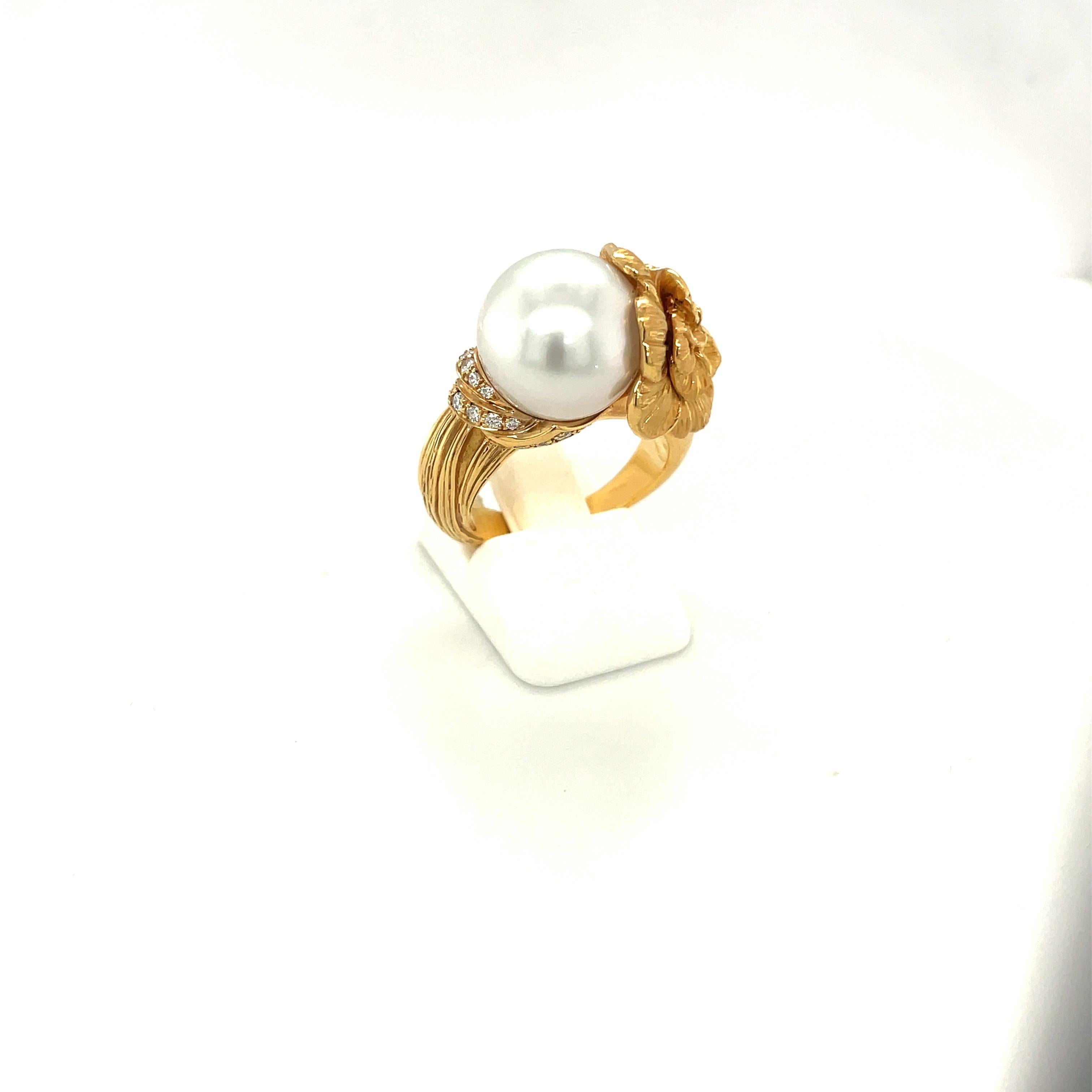 Carrera Y Carrera 18KT YG Gardenia Ring .17Ct. Diamond South Sea Pearl In New Condition For Sale In New York, NY
