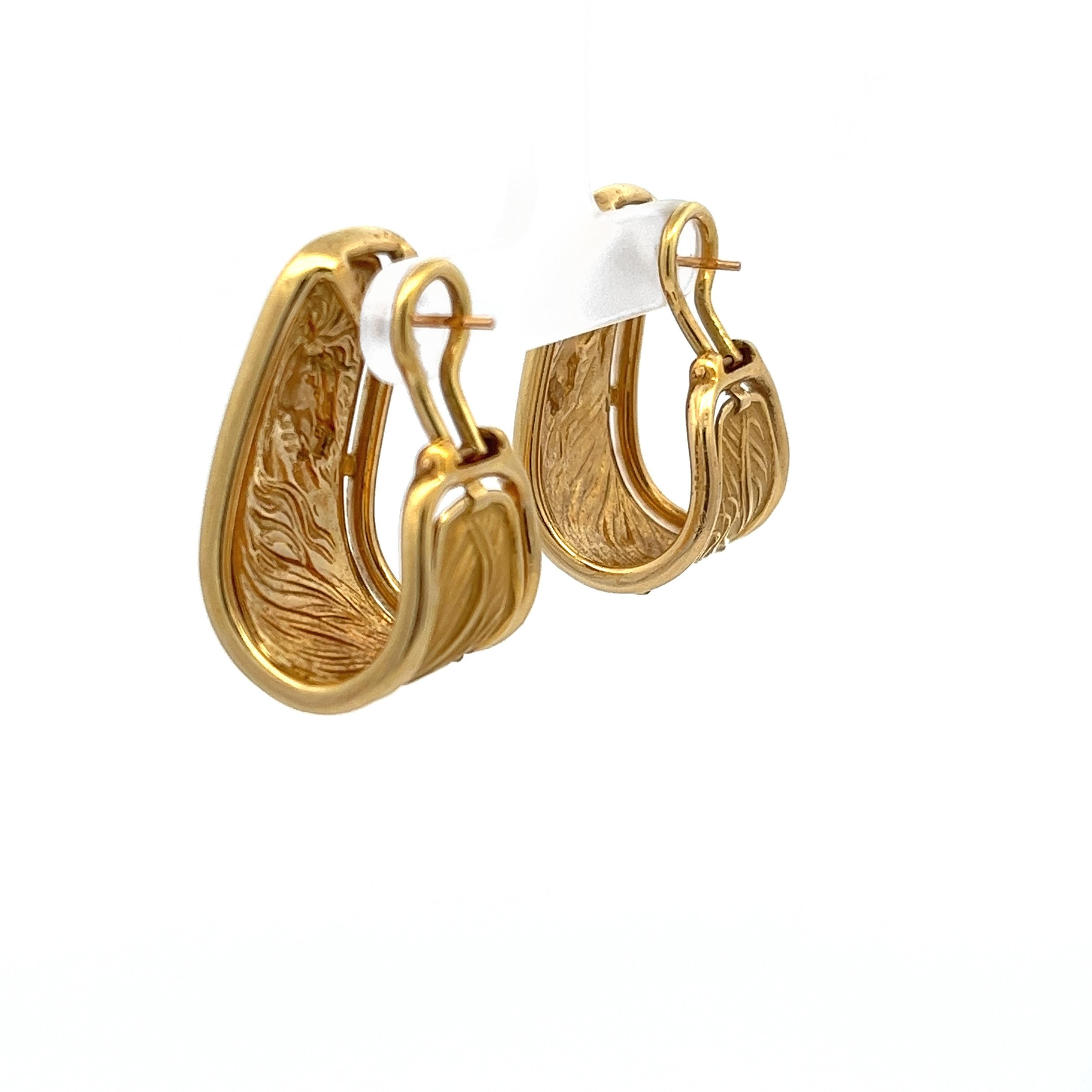 Carrera Y Carrera is an icon for craftsmanship and charismatic fine jewelry and these earrings show no exception. Drawing inspiration from the equestrian world, these earrings display a majestic long haired horse with a flowing mane. The intricate