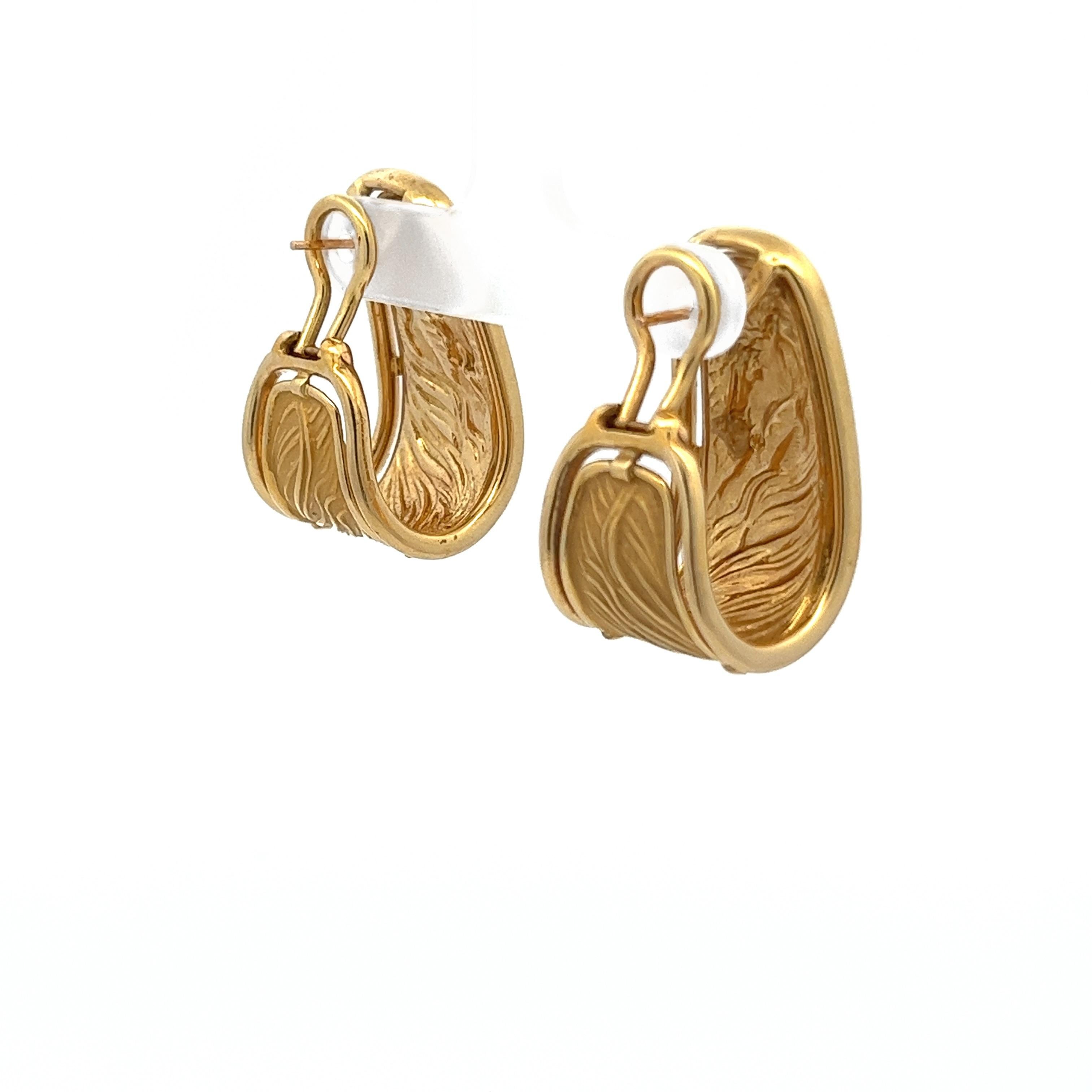 Contemporary Carrara Y Carrara 1980s 18 Karat Yellow Gold Ecuestre Horse J Hoop Earrings For Sale