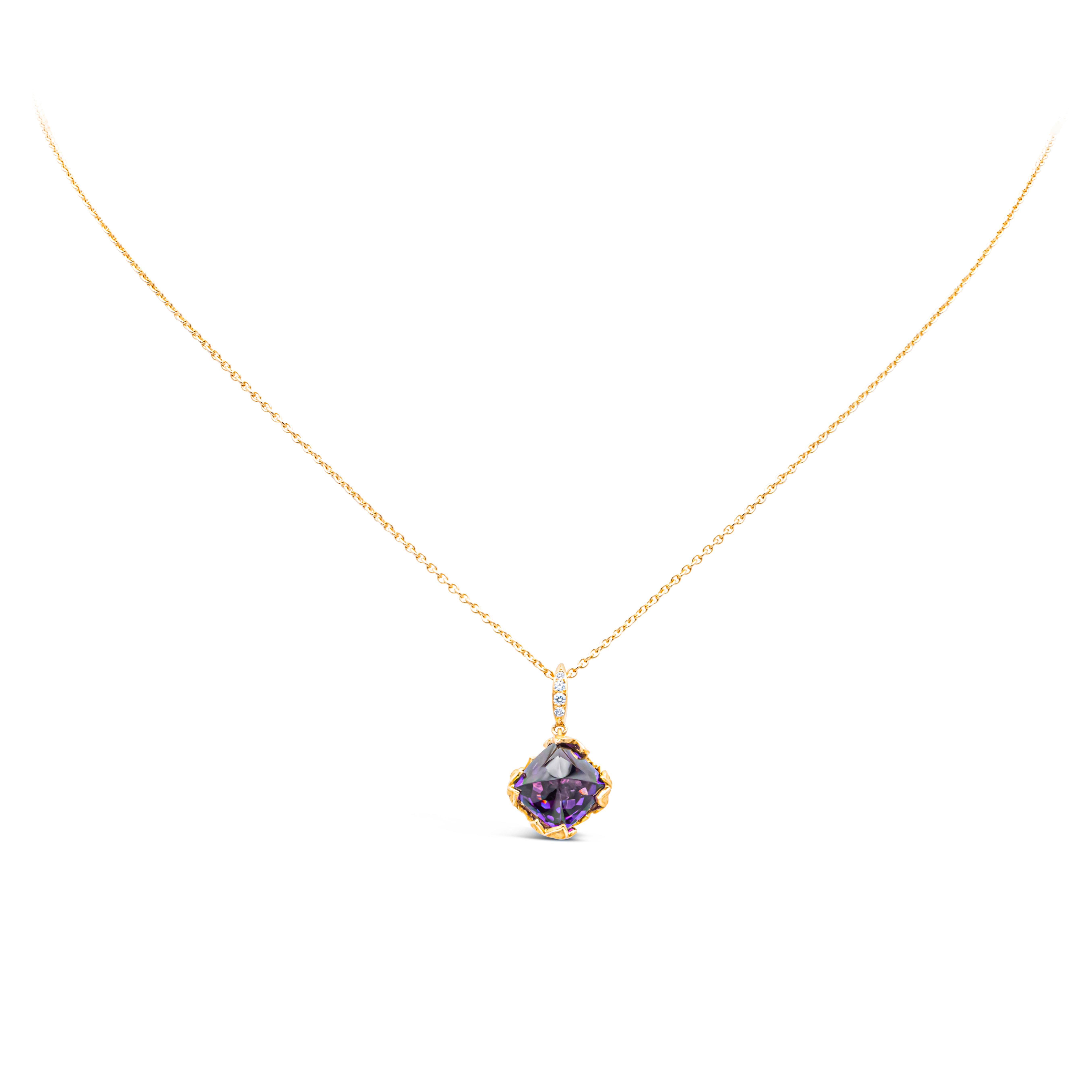 Signed by Carrera y Carrera, this elegant lia pendant necklace with 2.83 carats sugarloaf amethyst and 0.02 diamond is made in 18K Yellow Gold. Perfect for special occasion or a gift for loved one. 

Roman Malakov Diamonds is an authorized dealer of