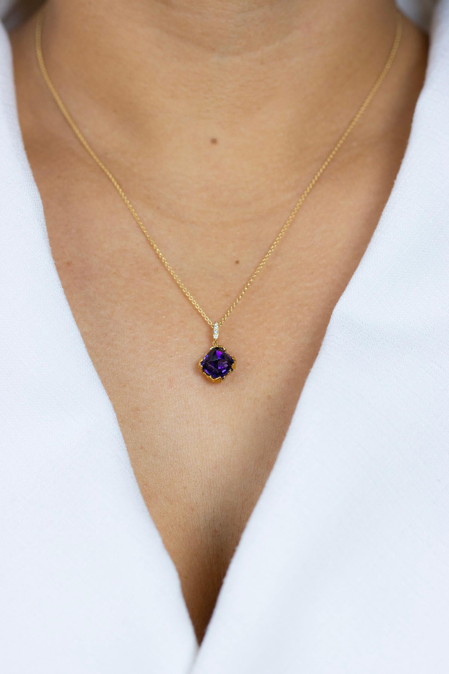 Carrera y Carrera 2.83 Carats Sugarloaf Amethyst with Diamond Lia Pendant In New Condition For Sale In New York, NY