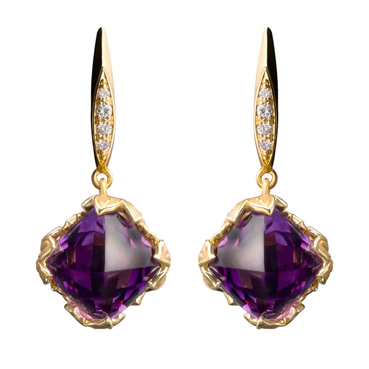 Signed by Carrera y Carrera, this elegant drop lia earrings with 5.53 carats total sugarloaf amethyst and 0.06 round diamond is made in 18k Yellow Gold. Perfect for a gift or wear in any special occasion. 


