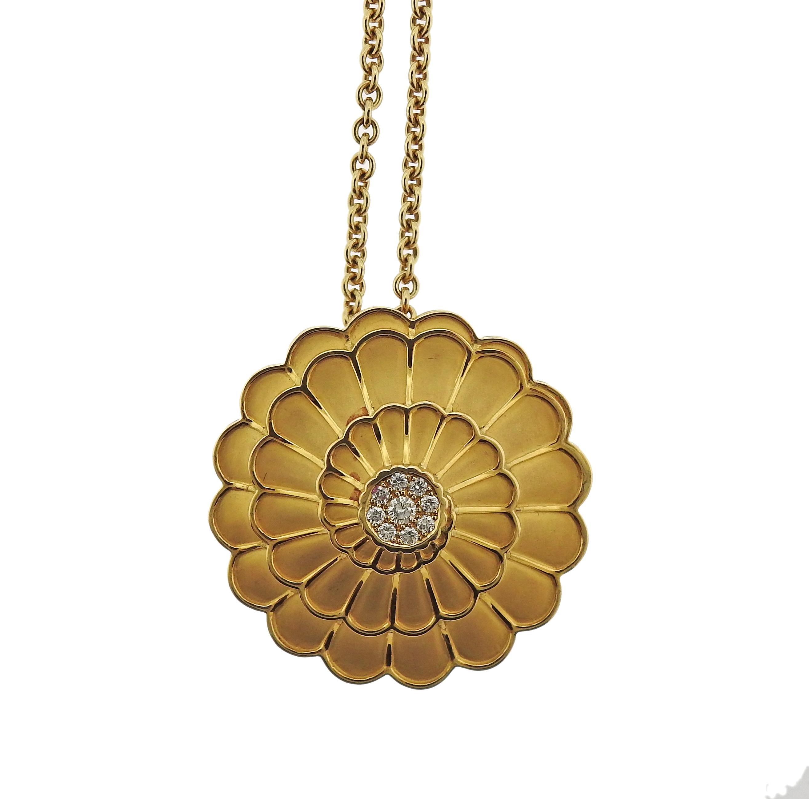 18k yellow gold swirl pendant necklace by Carrera Y Carrera from Afrotita collection. Necklace is 28