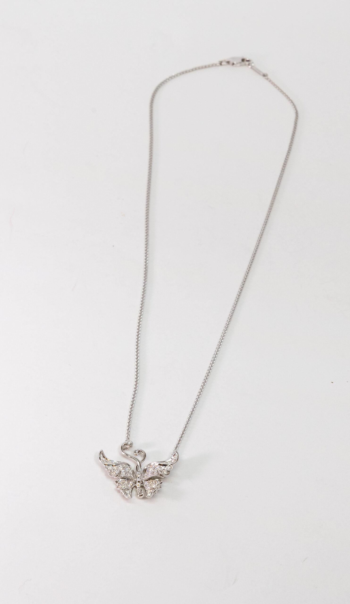 Carrera y Carrera  18K White Gold pendant. 18K White Gold cable chain with lobster claw lock. Butterfly-shaped pendant paved with Diamonds (~0.35ct)

Chain Length: 23 cm

Pendant dimensions: 2.5 x 2.7 cm