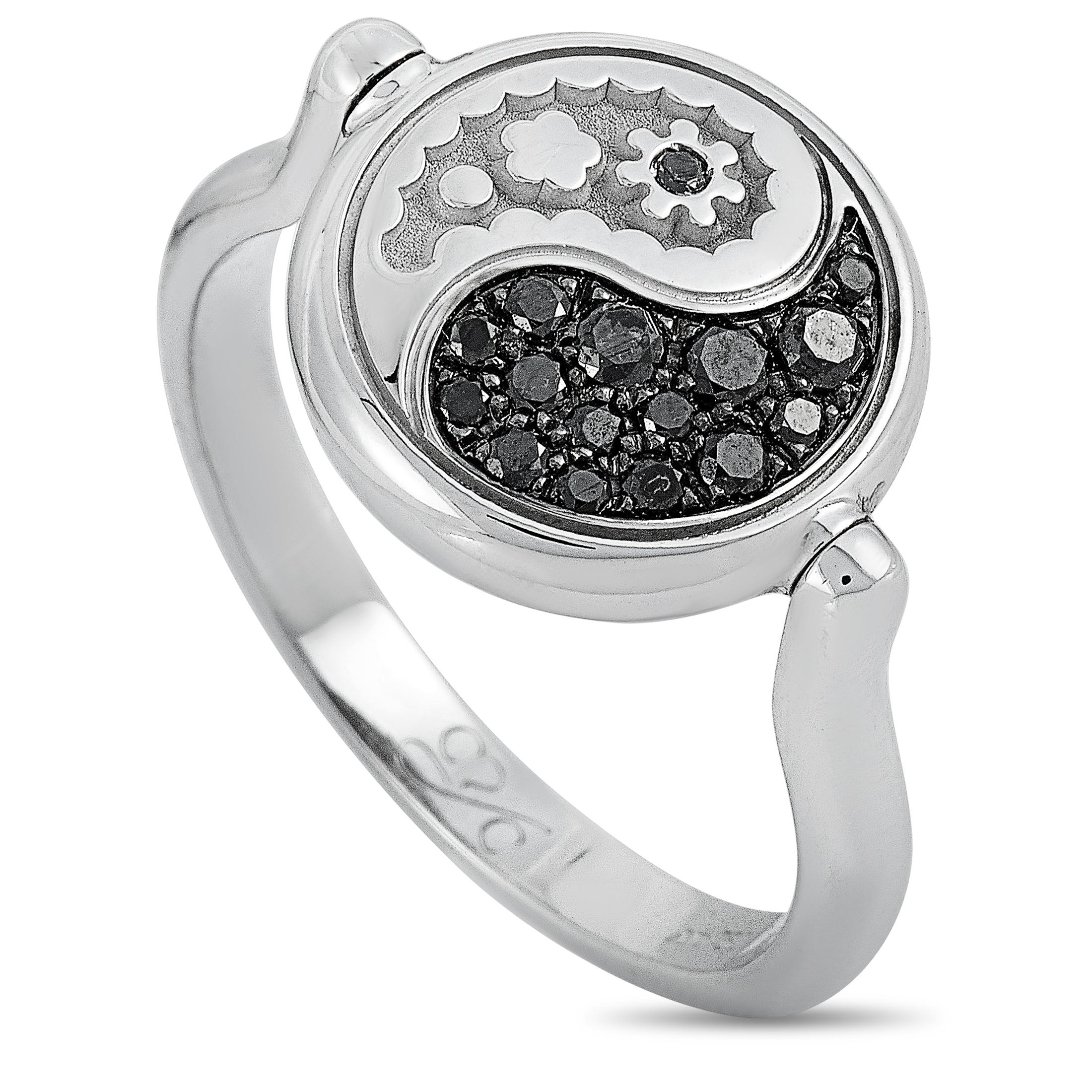 The Carrera y Carrera “Aqua” ring is made of 18K white gold and embellished with white and black diamonds that amount to 0.34 carats. The ring weighs 5.2 grams and boasts band thickness of 2 mm and top height of 4 mm, while top dimensions measure 12