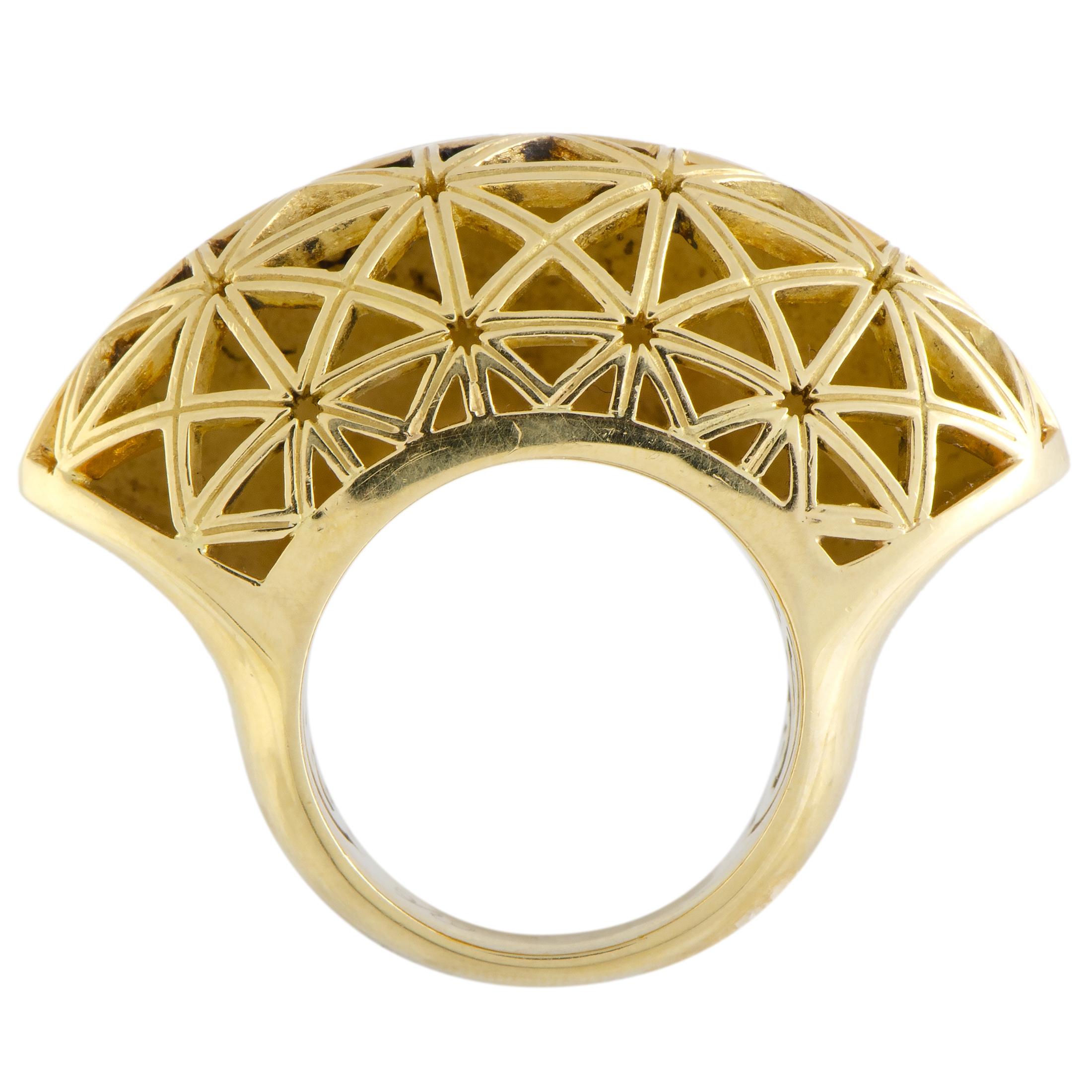 This majestic ring is artistically designed to embellish your finger by Carrera y Carrera. Extraordinarily crafted in beaming 18K yellow gold, the fabulous ring and its enthralling design is decorated with 1.00ct of dazzling diamonds that enhance