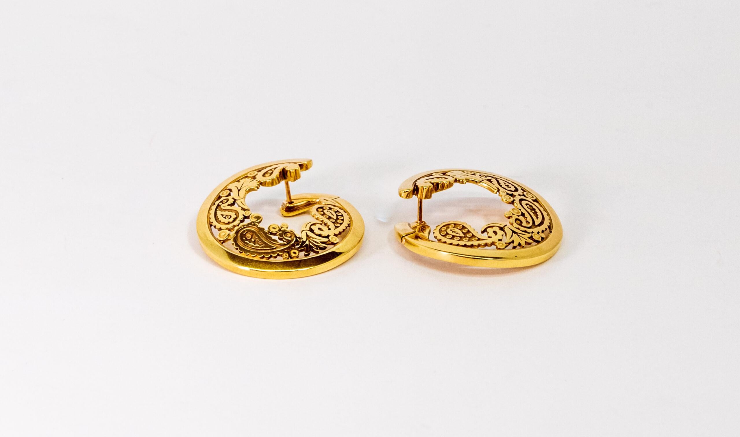 This 18K Yellow Gold hoop earring. Hoops decorated with floral patterns. Latch back.

Dimensions: 3.3 cm x 3.3 cm