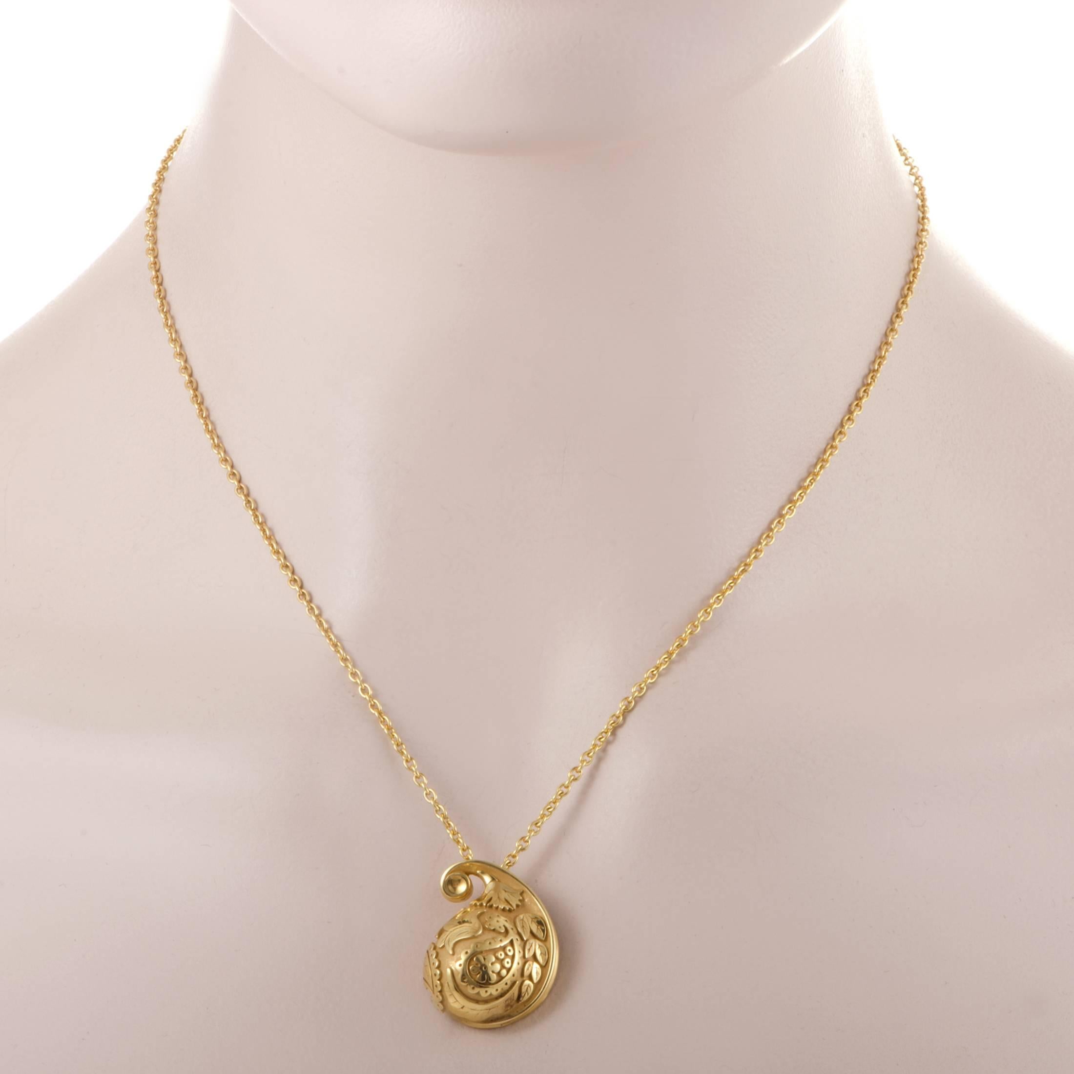 Bringing out the inherent luxurious allure of 18K yellow gold through a design that boasts wonderful artistic ornamentation, Carrera y Carrera present this fabulous necklace with a pendant which is adorned with adorable motifs in expertly crafted