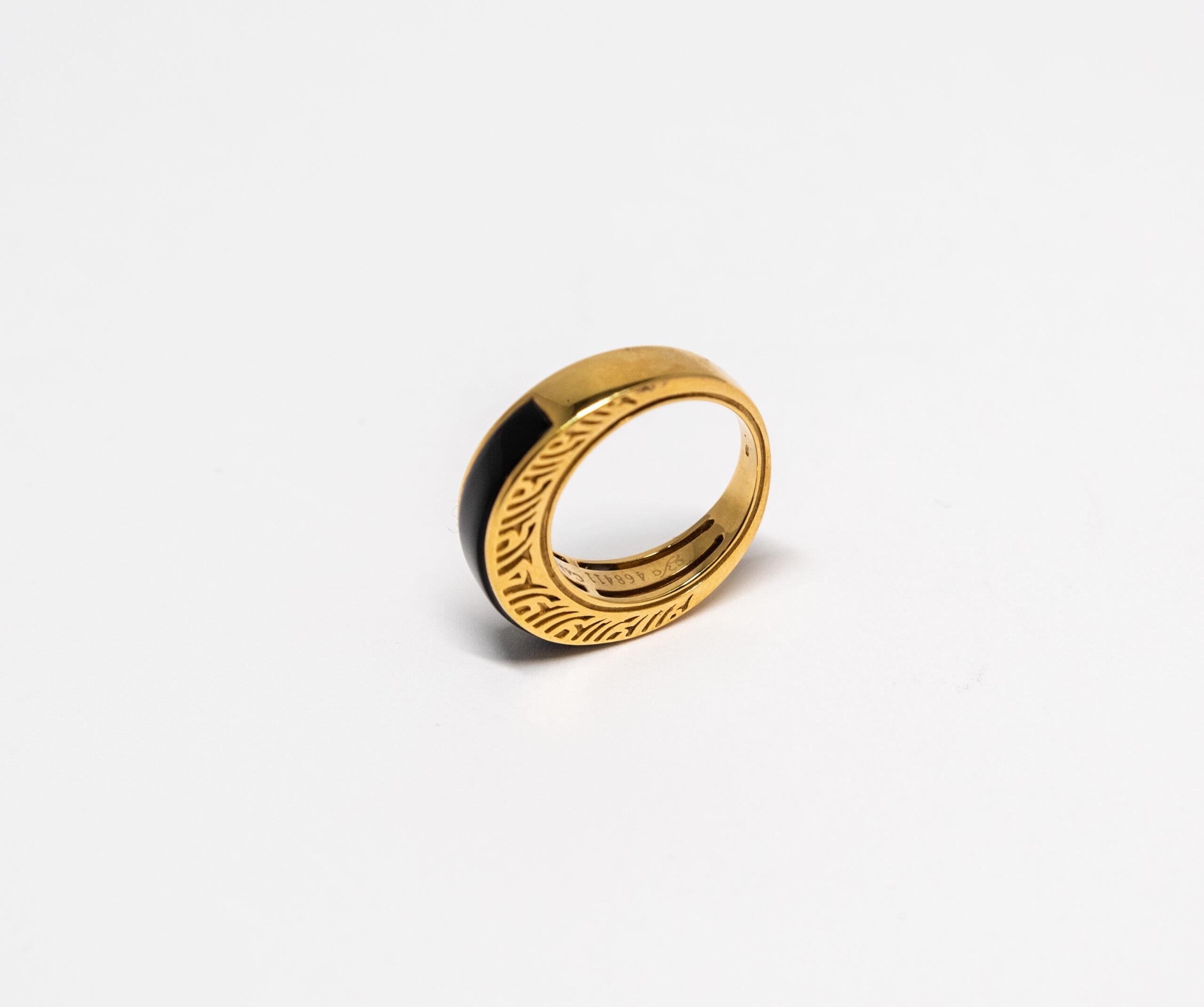 This ring is made of 18K Yellow Gold. The top of the ring is decorated with Black Onyx (1.00 un).

Size – 55 (7 US)