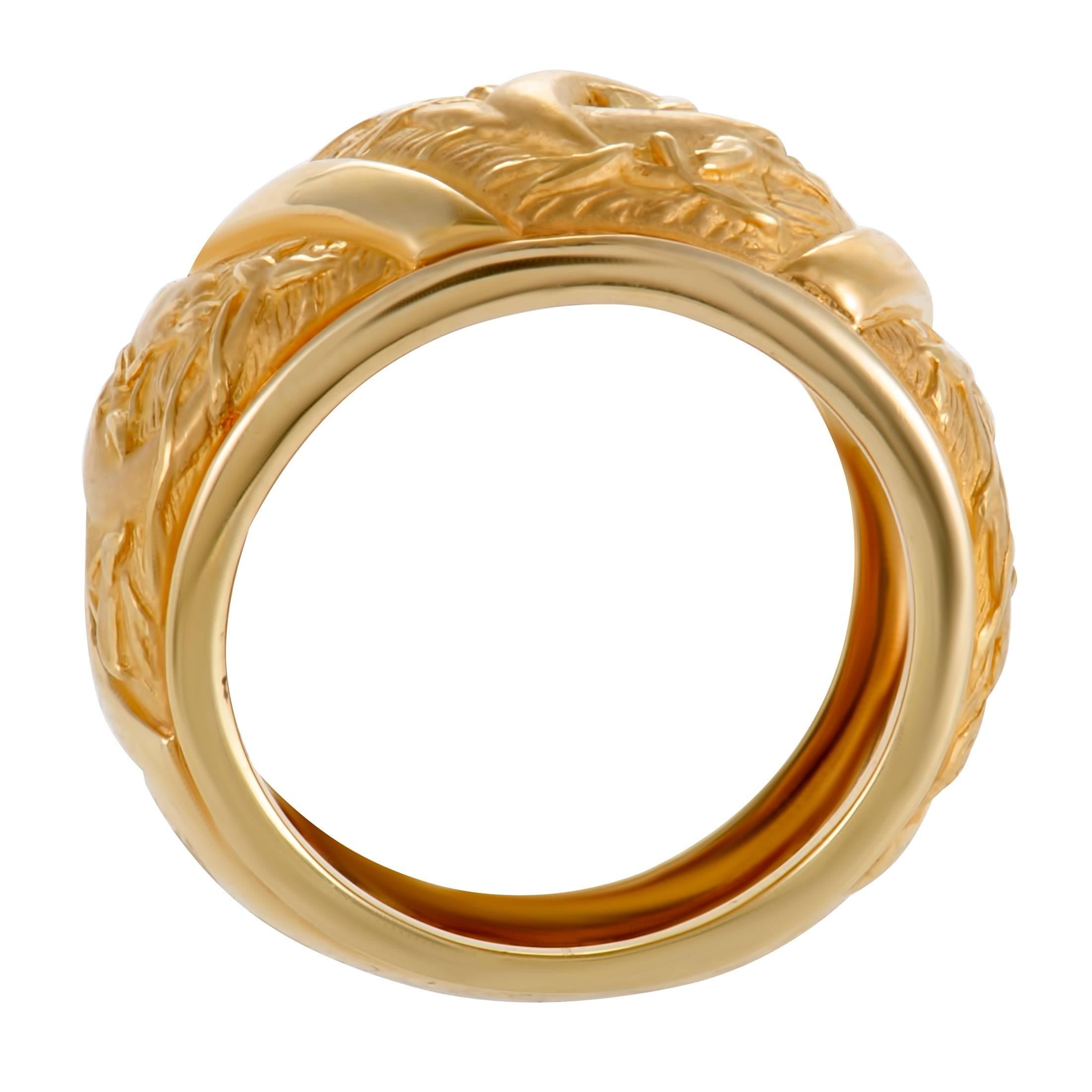 This beautifully splendid statement piece from Carrera y Carrera offers an exceptionally fashionable look and features a sensationally alluring style. The flawless dolphin band ring is exquisitely crafted from the ever-alluring 18K yellow gold. It