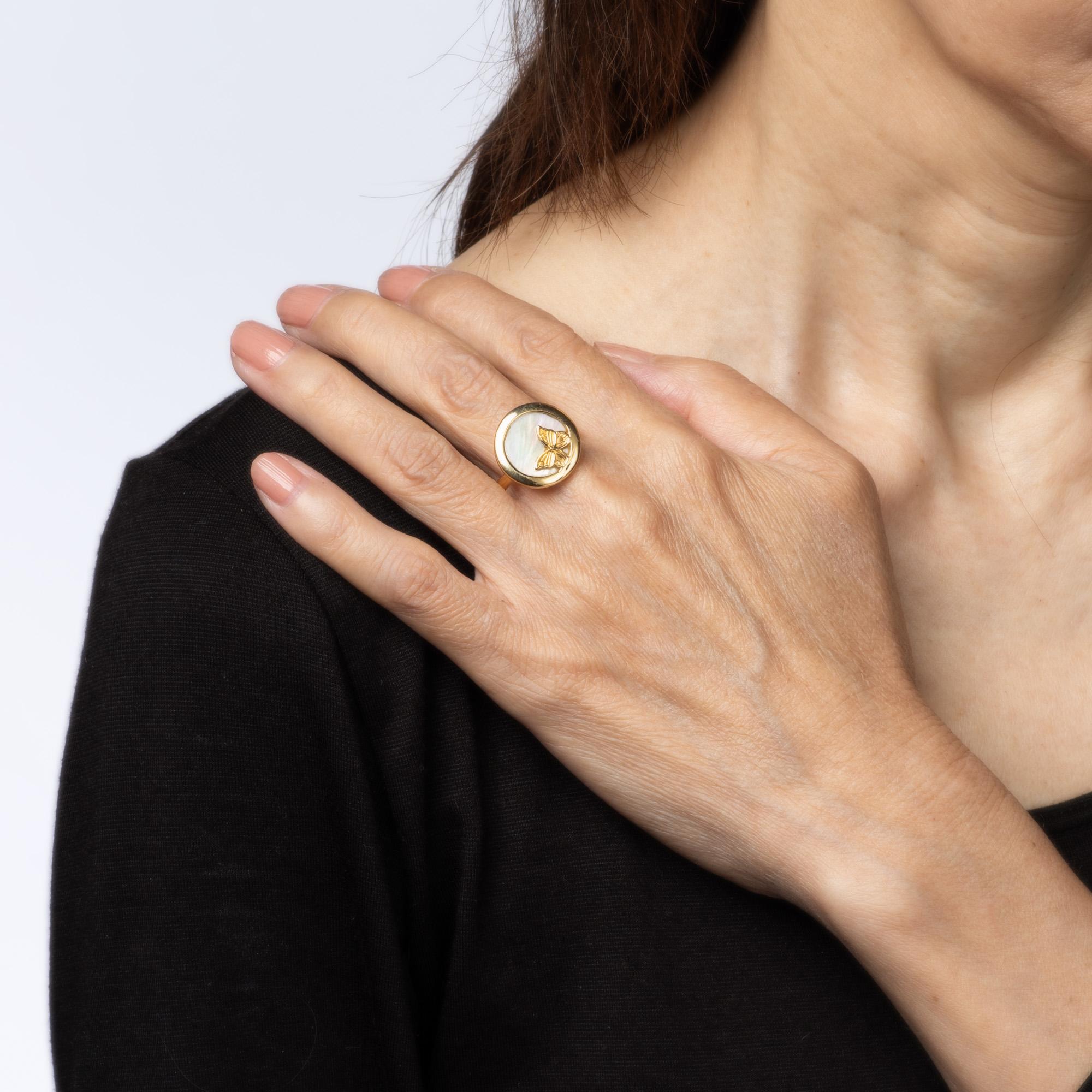 Carrera y Carrera Butterfly Ring Sz 7.5 Mother of Pearl 18k Yellow Gold Jewelry For Sale 1