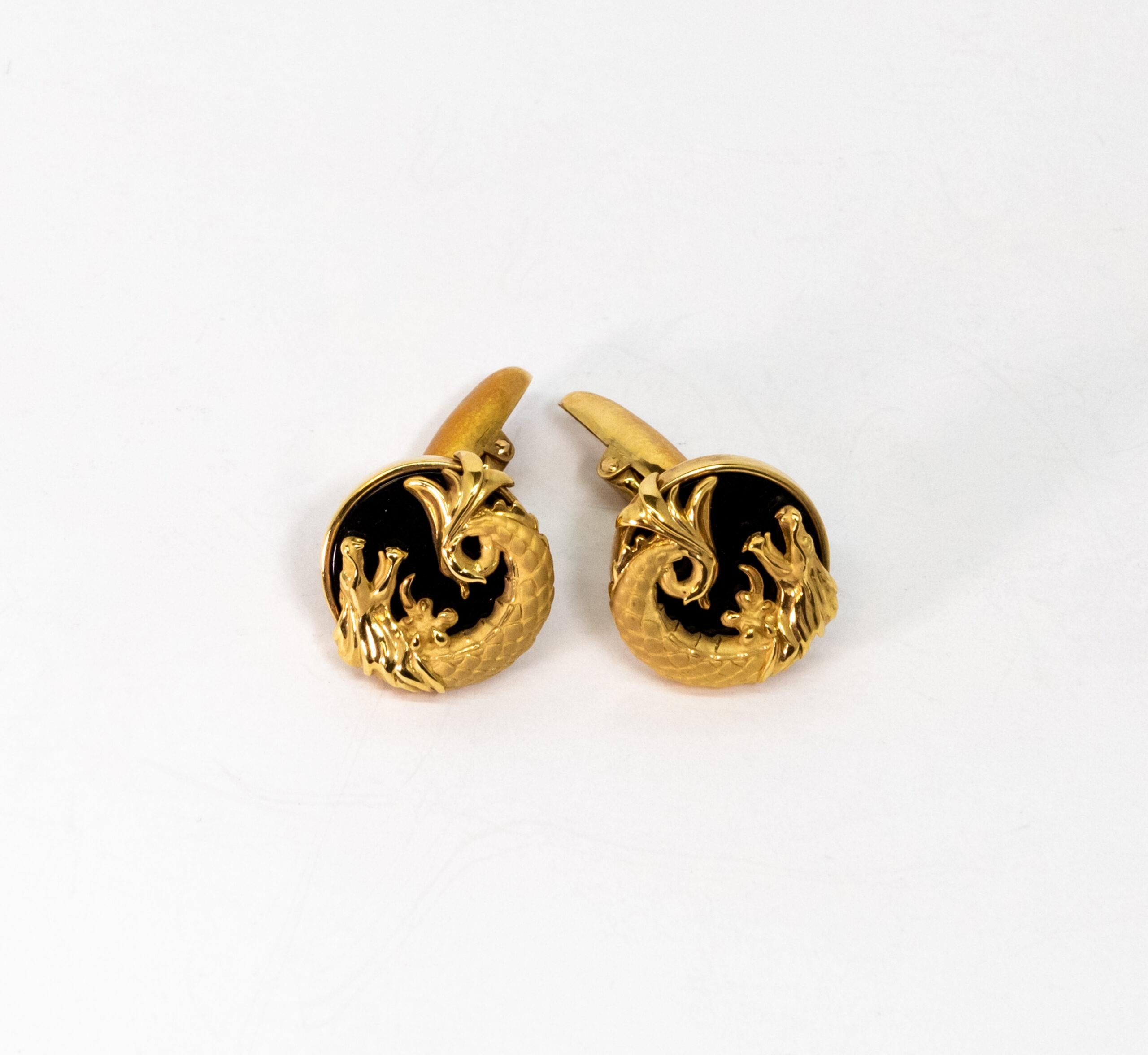 This cufflinks is made of 18K Yellow Gold. Face side made of black Onyx and decorated with a 18K Yellow Gold dragon figure.