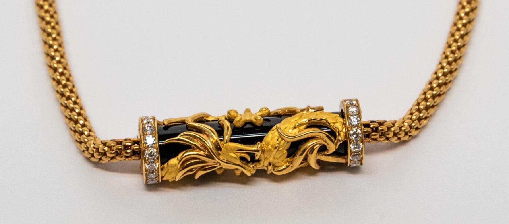 10071995 Carrera Y Carrera
18K Yellow Gold slider adjustable bracelet. 18K Yellow Gold chain with a bolo clasp. This piece is set with a tube-shaped middle part decorated with a yellow gold dragon figure placed on Black Onyx. The sides are decorated