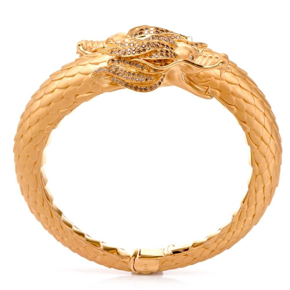 This very fine Carrera y Carrera bangle bracelet is hand crafted in luxurious 18K gold with exceptional detail and workmanship.  