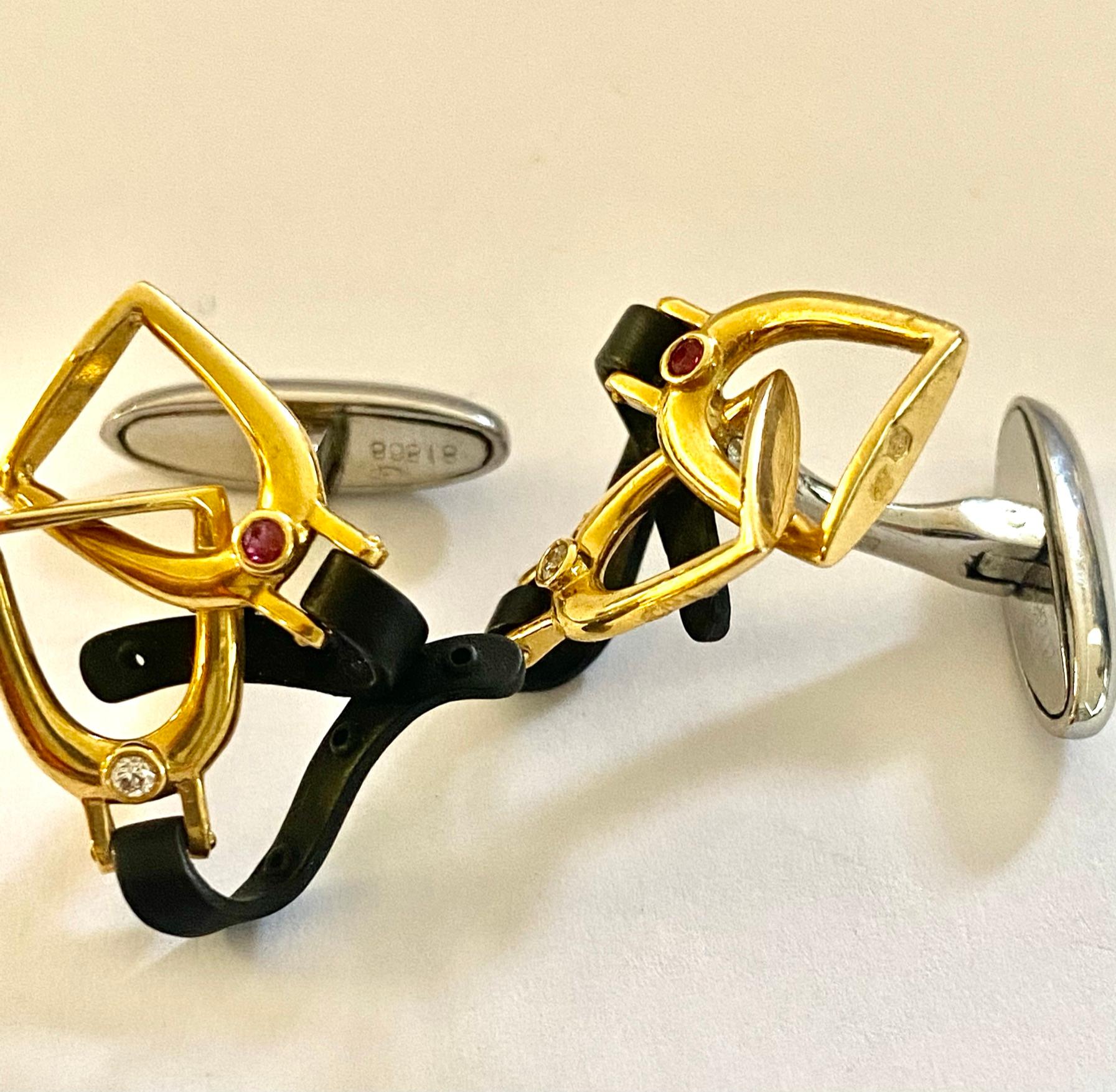 A few steel (mechanics) and 118K. yellow gold cufflinks.
signed: Carrera Y Carrera no: 8.1868
model: stirrups with brilliant and ruby (natural)
provided with an ALGT Antwerp certificate.
Weight: 8.17 grams
size: 20x 17 x 24 mm
N.O.S. = new old stock.