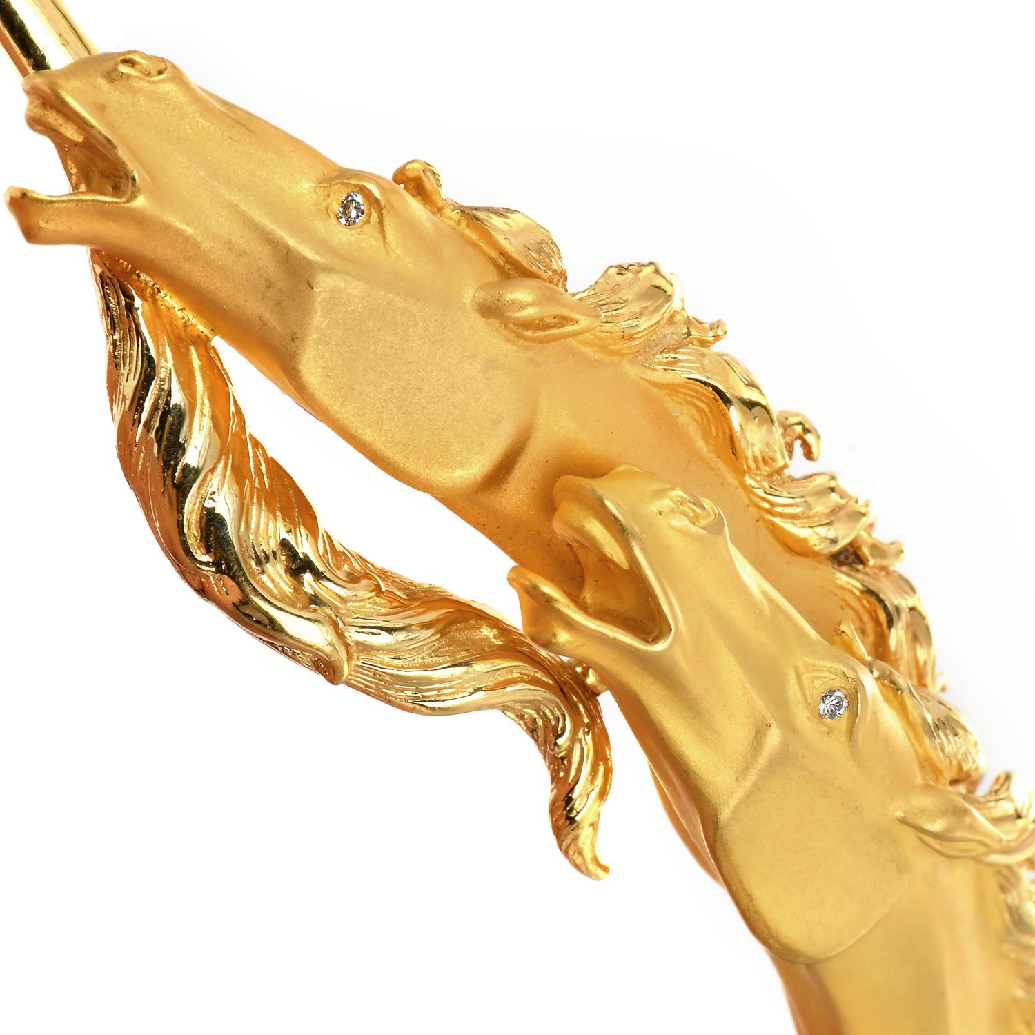 Exquisites Carrera Y Carrera-Armband. Er wird in Spanien aus 18-karätigem Gelbgold gefertigt und mit einer matten, satinierten Oberfläche versehen.

Das Motiv des doppelten Hosenkopfes ist ein inspiriertes Design mit einer strukturierten, matten