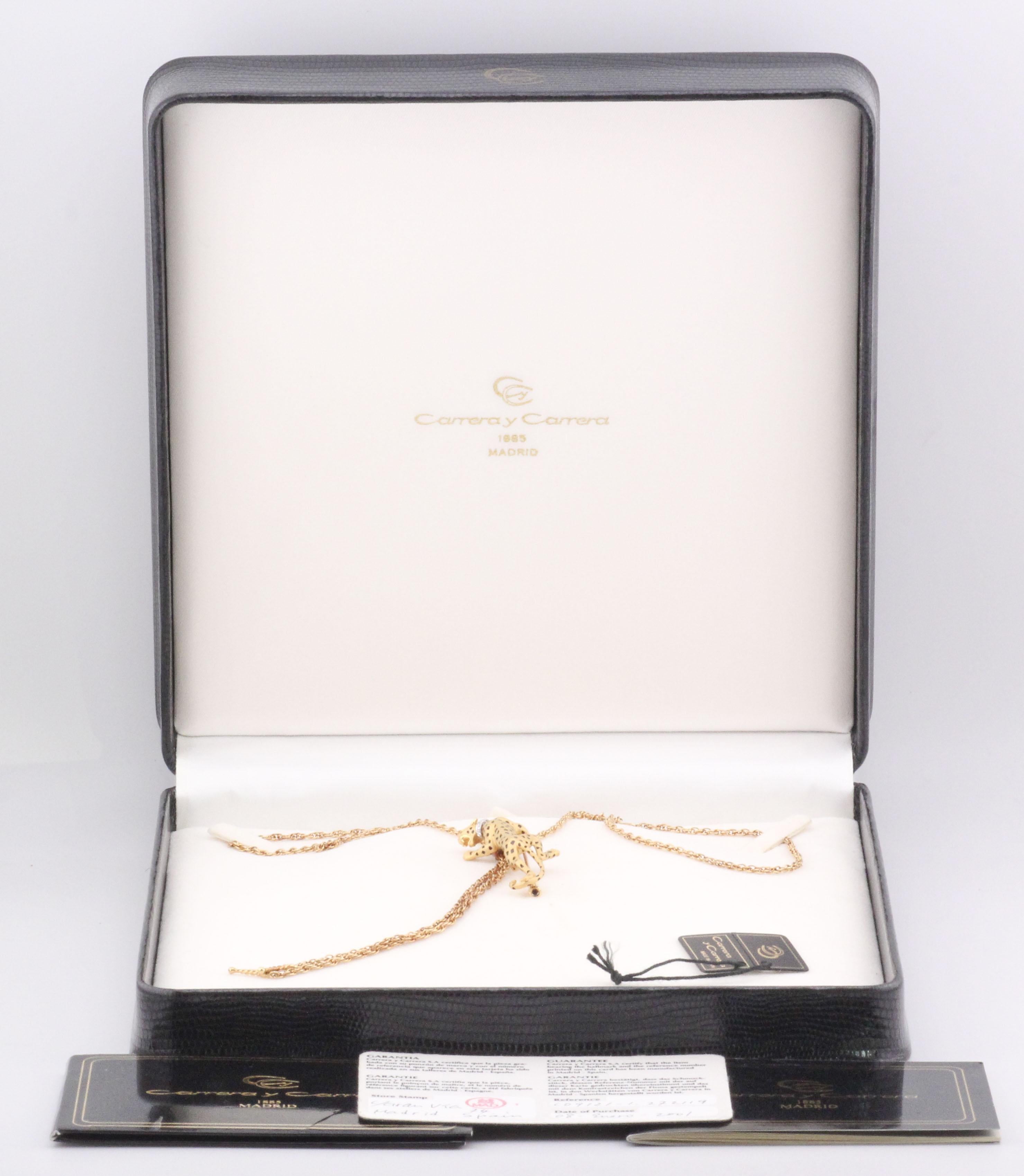 Eleva la tua collezione con questa squisita combinazione di collana e spilla Carrera y Carrera Panther, realizzata in lussuoso oro giallo 18 carati e impreziosita da raffinati dettagli in smalto. Questo pezzo versatile brilla con diamanti veri che