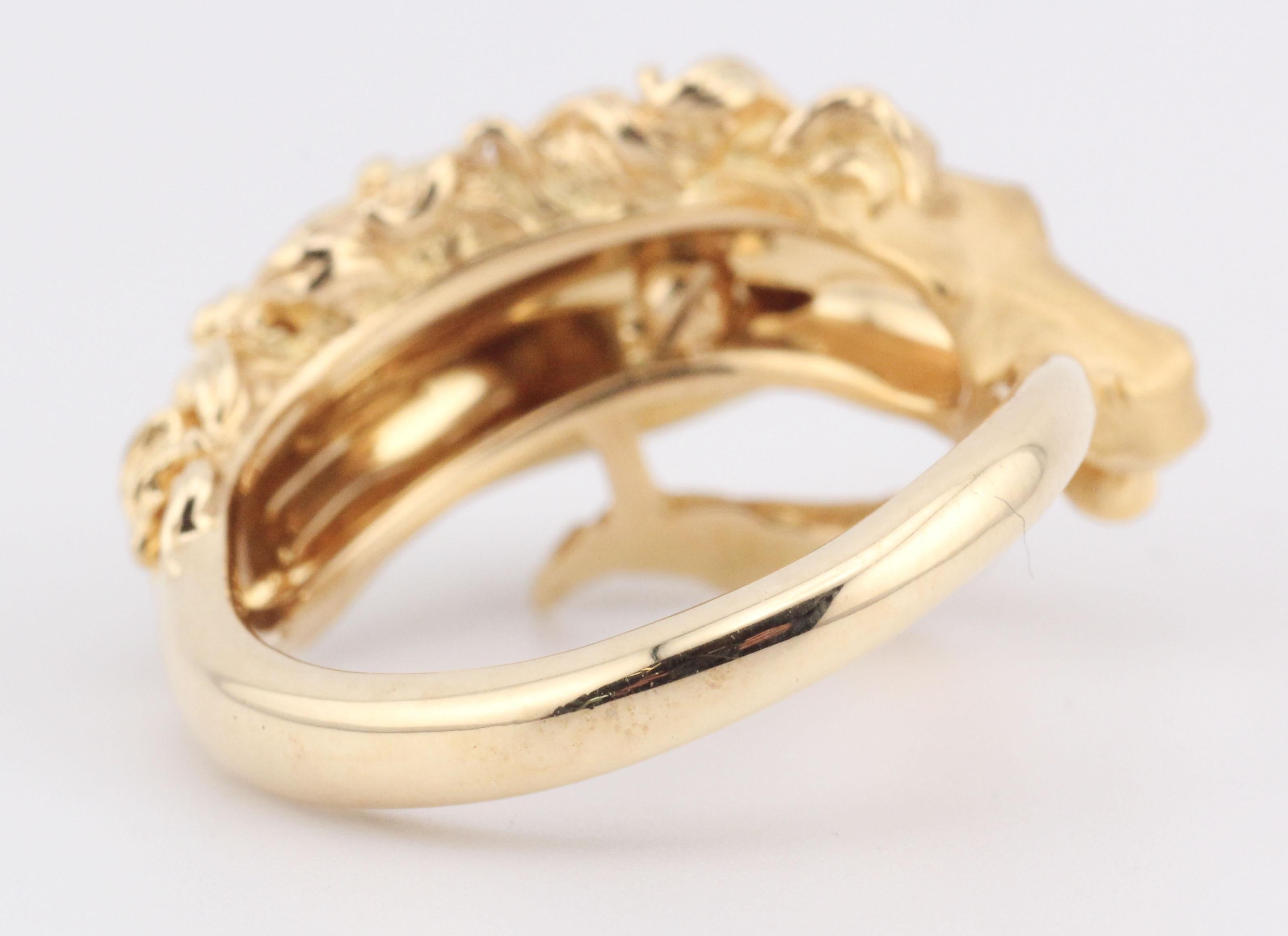 Ce bijou équestre exceptionnel est issu des célèbres ateliers de Carrera y Carrera et témoigne de l'art de la maison en matière d'or sculptural. 

Réalisé en or jaune 18 carats, ce modèle présente deux têtes de cheval délicieusement modelées,