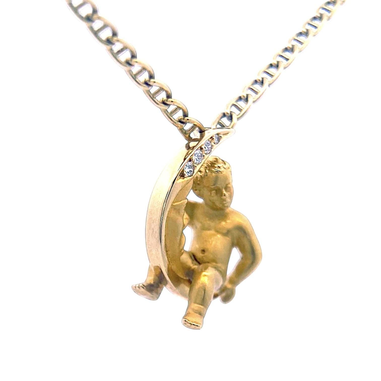 Collier en or jaune 18K de Carrera, comportant un pendentif visage de lune et enfant, avec finition satinée. La lune est rehaussée de quatre diamants ronds de taille brillant. Le pendentif est soutenu par une chaîne stylisée de style Marin avec un