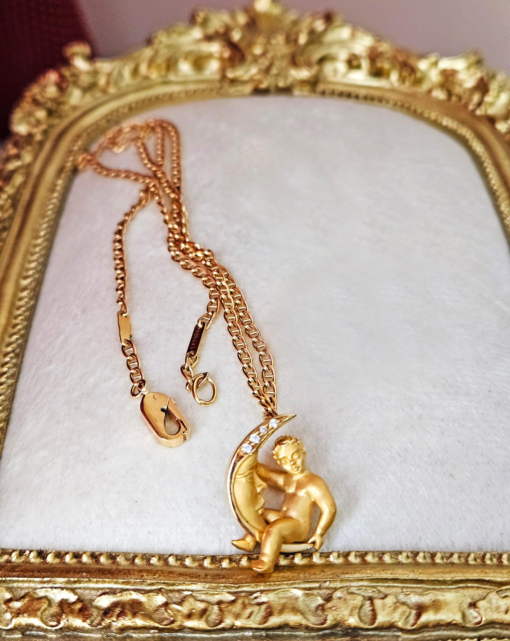 Carrera y Carrera Diamond Crescent Moon & Angel 18k Yellow Gold Pendant Necklace: A Glimmer of Dreams.
Step into a world of enchanting dreams and whimsical fantasy with this extraordinary Carrera y Carrera pendant necklace, a coveted creation from