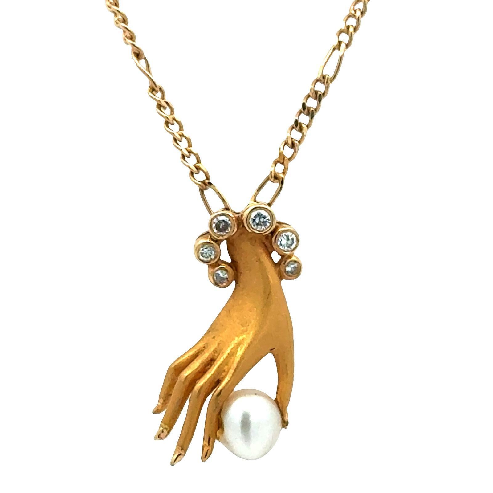 Carrera Y Carrera Diamond Las Manos Hand With Pearl Pendant Necklace Vintage 18K In Excellent Condition For Sale In Boca Raton, FL