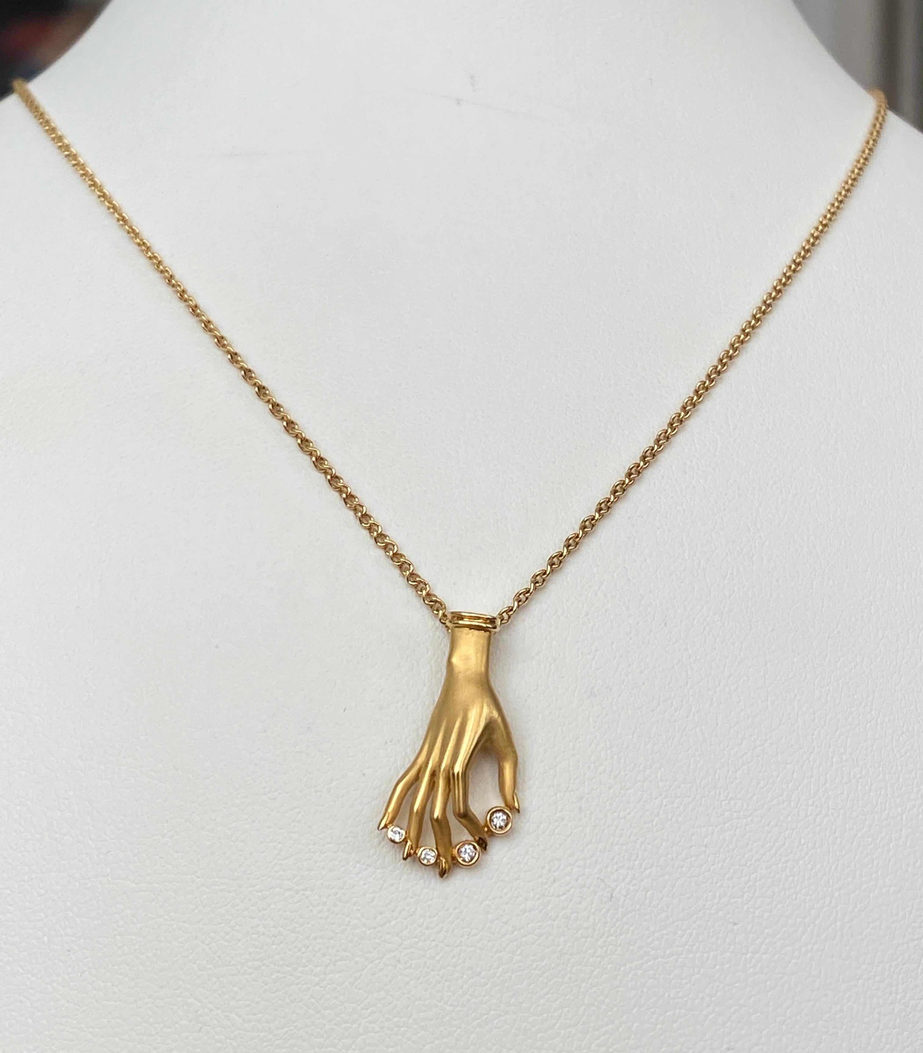 Angeboten wird ein Collier aus 18 Karat Gelbgold der Marke Carrera y Carrera. Der Anhänger mit Handmotiv ist mit 4 Diamanten im Brillantschliff (ca. 0,08 ct G/VS/SI) besetzt. Die Halskette ist signiert und nummeriert.
MATERIAL