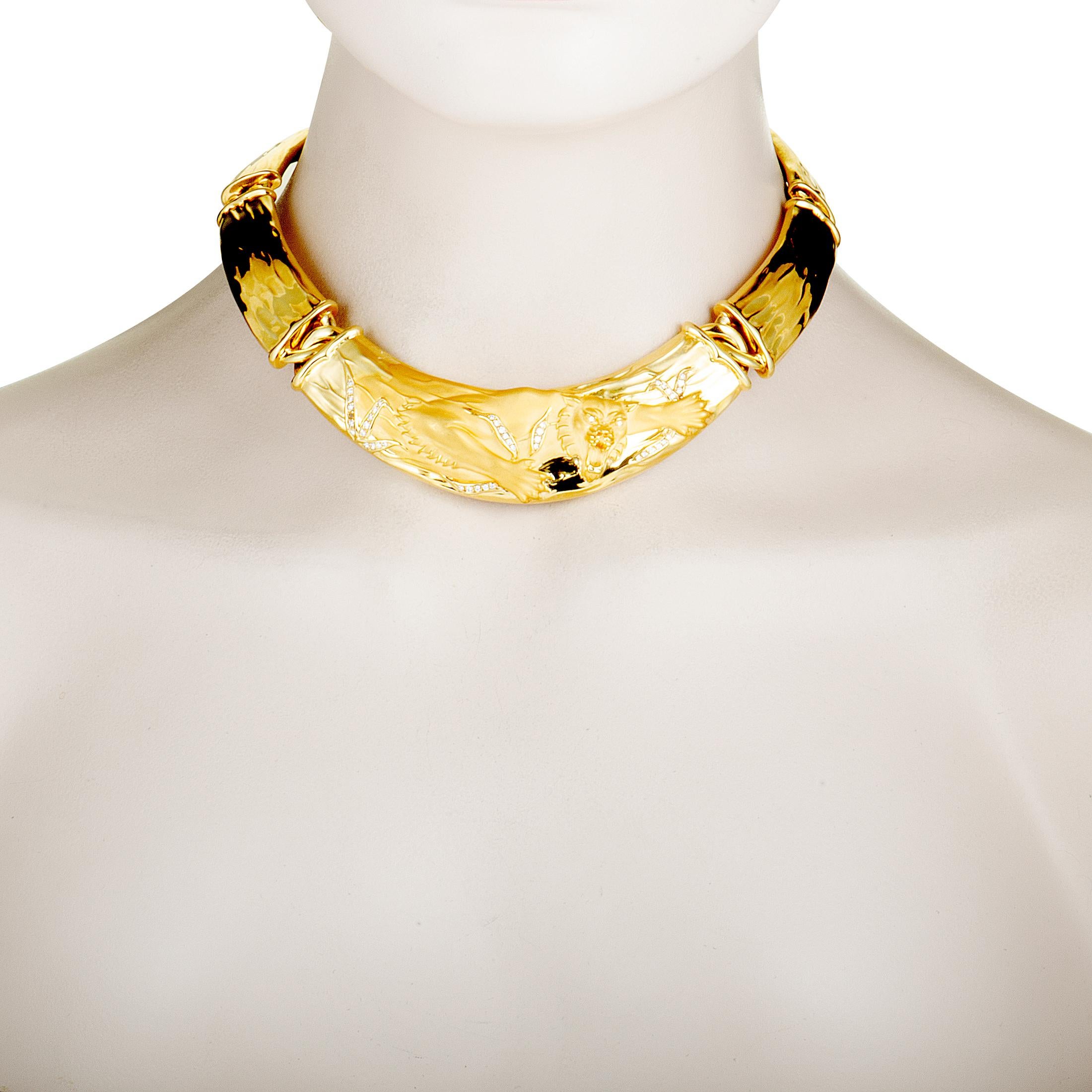 A statement piece that will add a fashionable touch to any ensemble of yours, this extraordinary Carrera y Carrera necklace boasts an incredibly attractive design and exquisite craftsmanship quality. The necklace is made of 18K yellow gold and it is