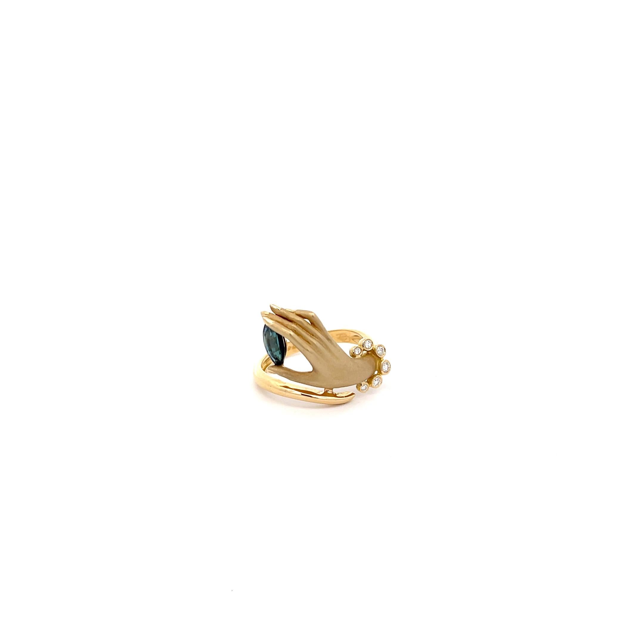 Carrera Y Carrera, bague à main avec saphirs et or jaune 18 carats 
Taille 6.5
6.45 Grammes