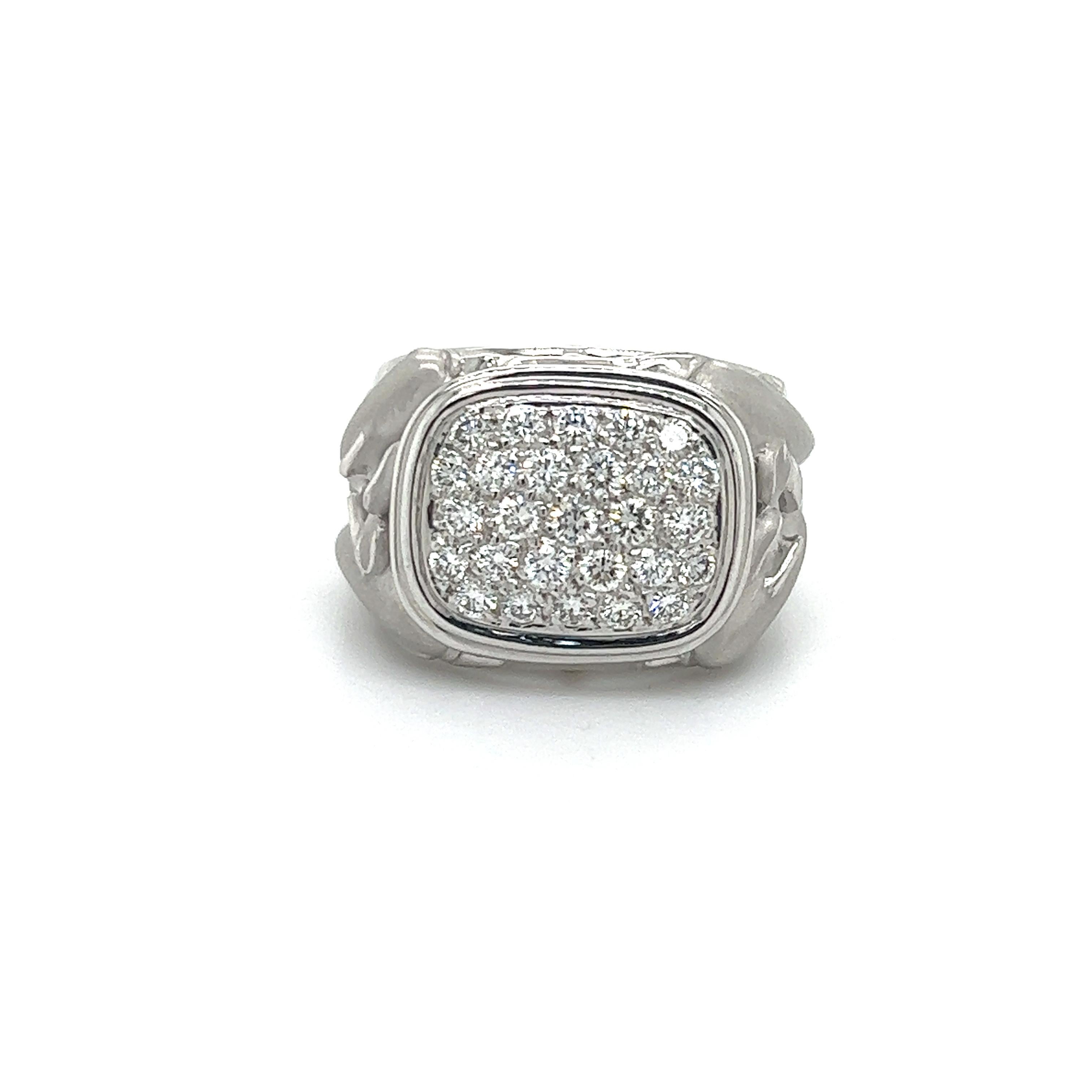 Magnifique bague Carrera en or blanc 18 carats. La bague présente un thème sous-marin, de magnifiques dauphins étant sculptés sur les côtés de la bague, nageant presque à l'intérieur du motif.
La bague est rehaussée de diamants ronds naturels de