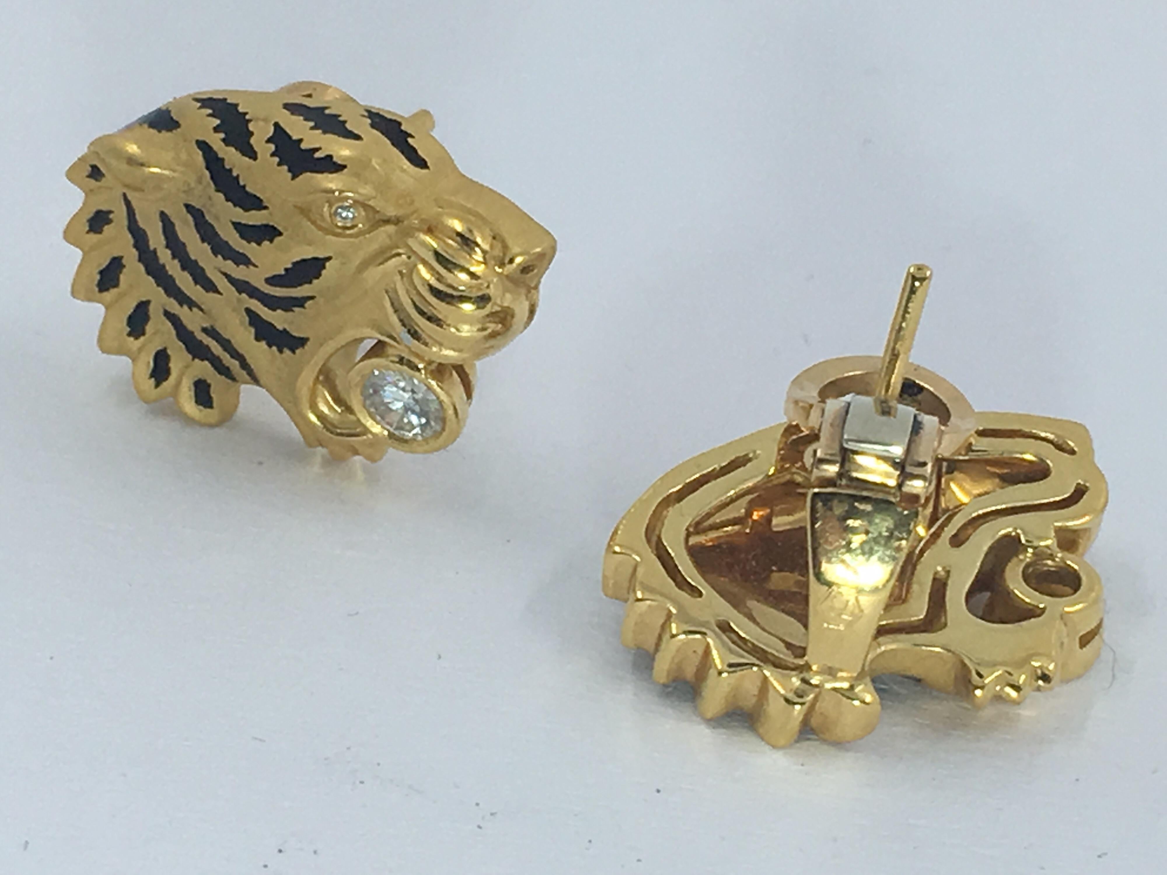 18 Kt Gold Leopard Earrings with diamonds in the eyes and the mouth.