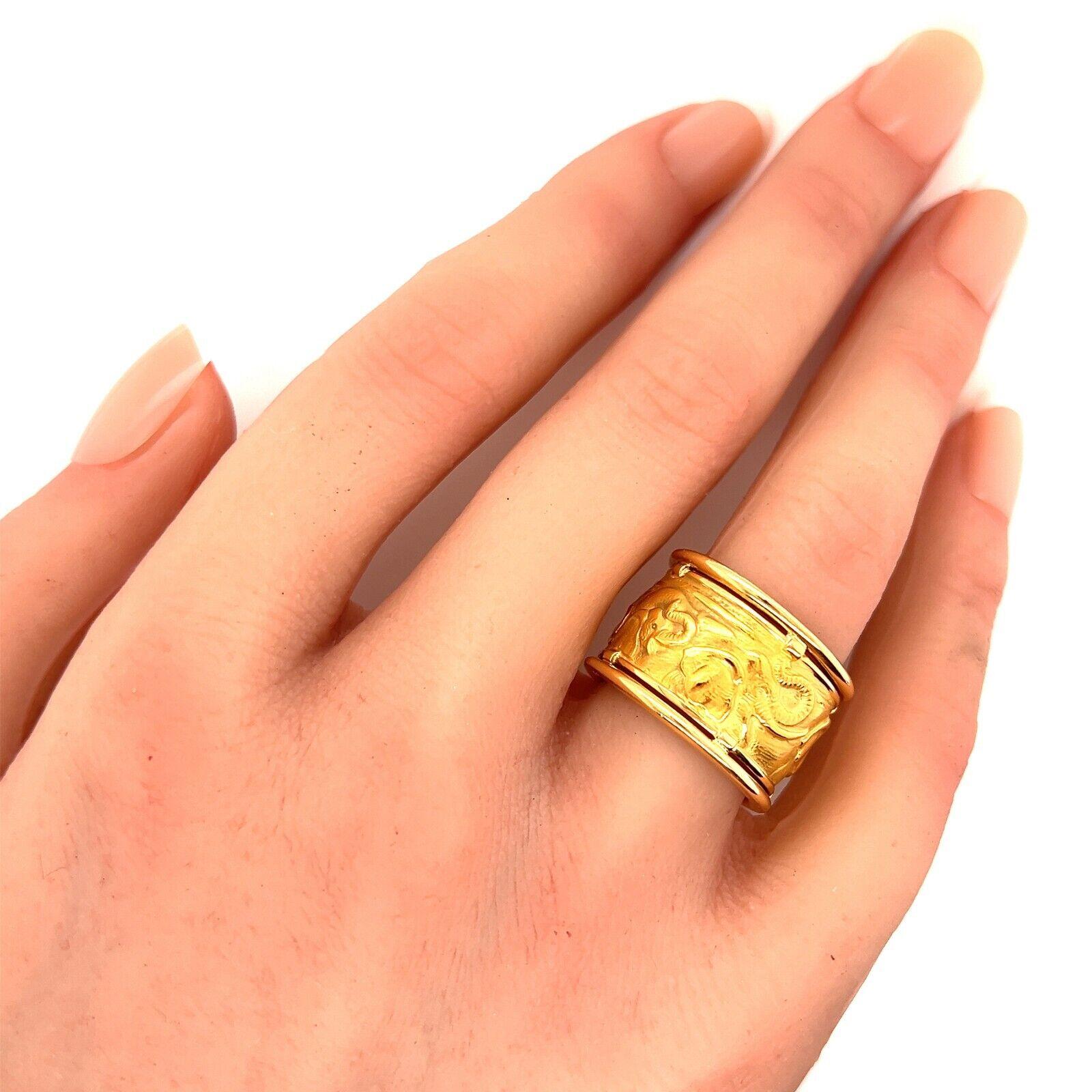 Découvrez la majesté de Carrera y Carrera avec cette superbe bague à large manchette en or jaune 18 carats Elephant, accompagnée d'une carte pour plus d'authenticité. La bague, de taille 6, témoigne de l'engagement de la marque en faveur de
