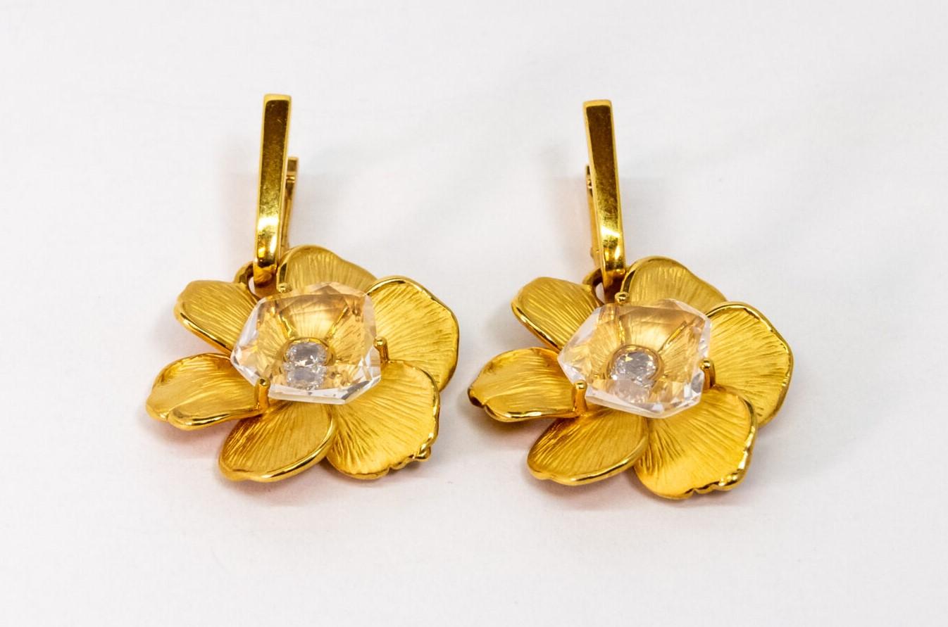 This 18K Yellow Gold English lock earring. 18K Yellow Gold Flower-shaped earrings with diamonds (~0.14ct) covered by crystals. Latch back.

Dimensions: 3.5 cm x 2.5 cm