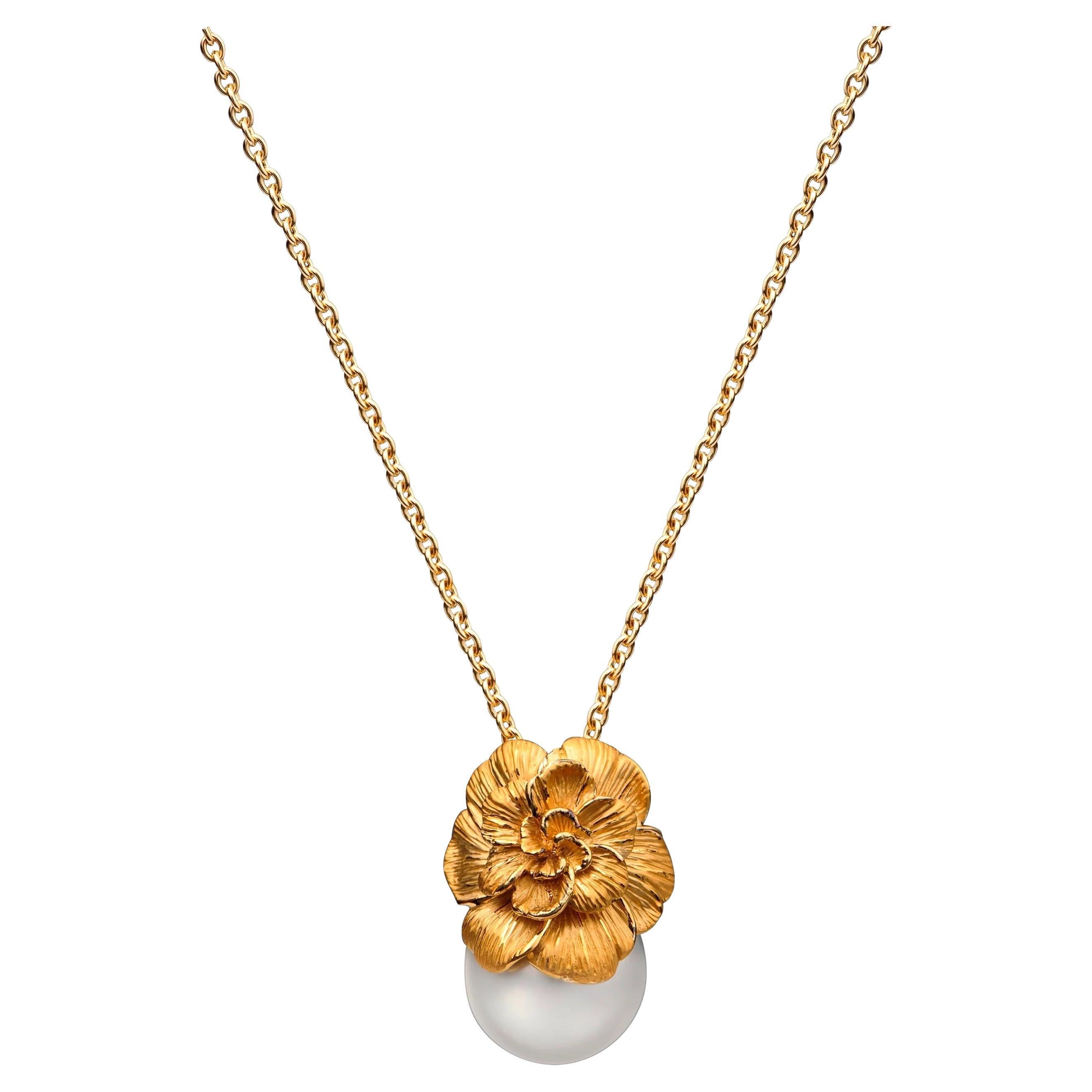 Pre-owned Carrera Y Carrera 18kt Gold Gardenia Pendant Necklace With Pearl In Multi