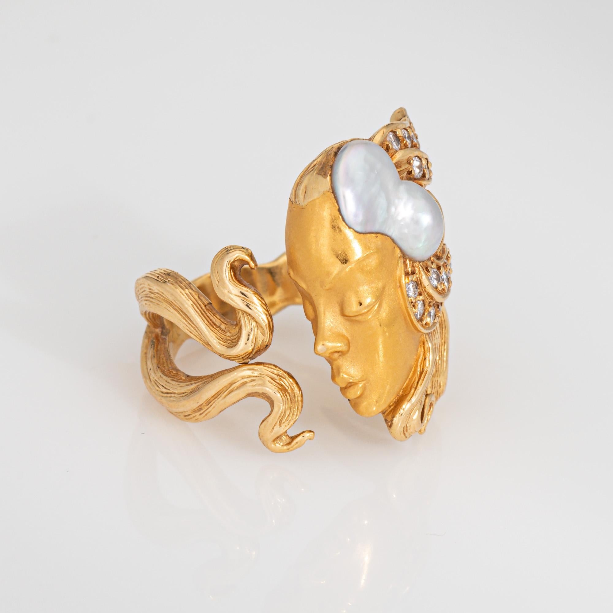 Taille ronde Carrera y Carrera, bague déesse en or jaune 18 carats avec perles biwa et diamants, taille 4 en vente